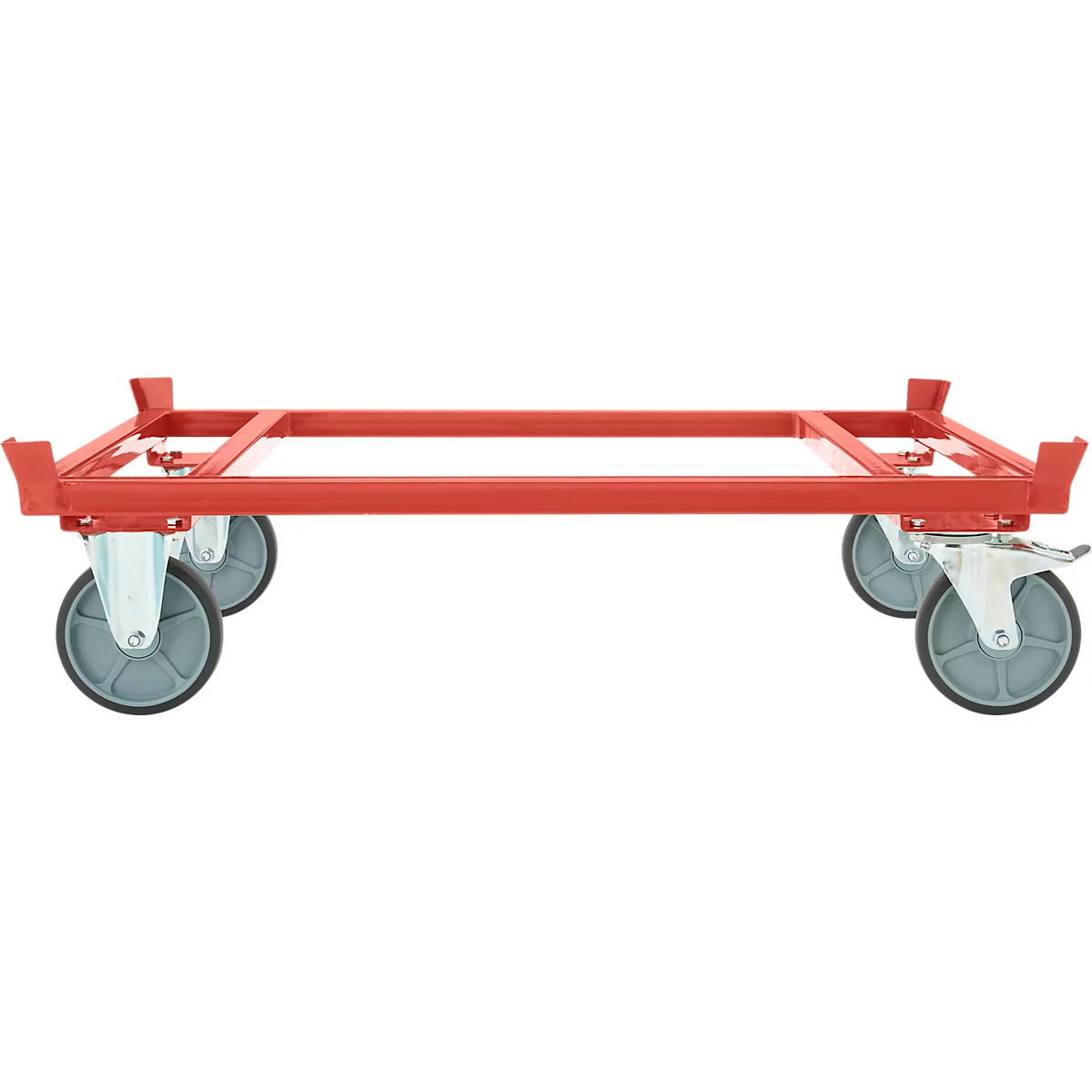Rode metalen transportwagen met vier grijze wielen op een witte achtergrond.