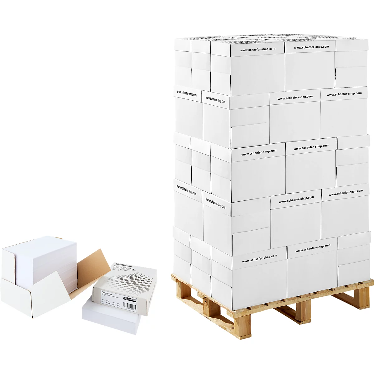 Großer Stapel weißer Kartons auf einer Holzpalette. Daneben liegen zwei geöffnete Kartons mit Papieren.