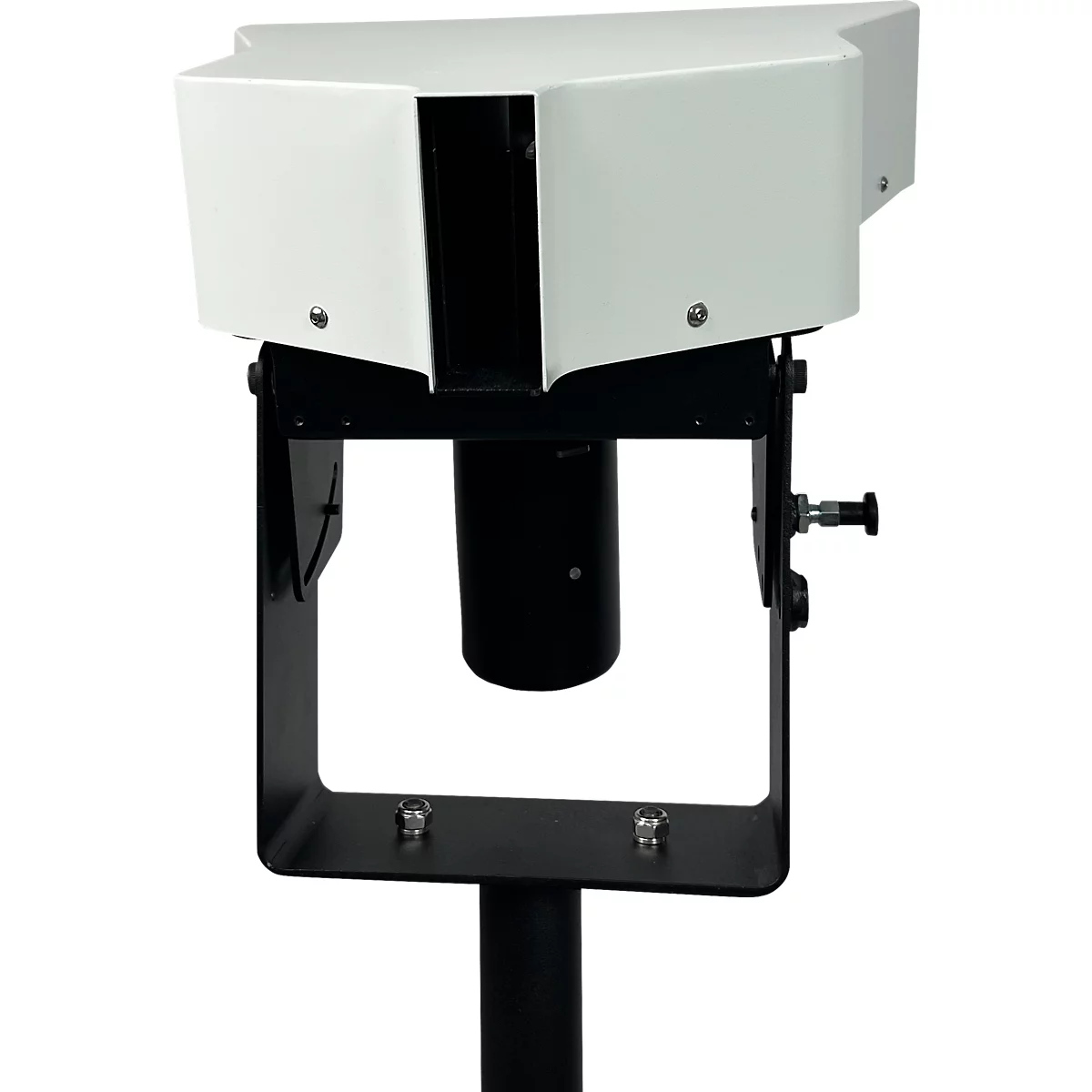 Schwarz-weiße Kamera mit Halterung. Oben ein weißer, trapezförmiger Körper, darunter ein schwarzer Zylinder, der in einem schwarzen Rahmen sitzt. 