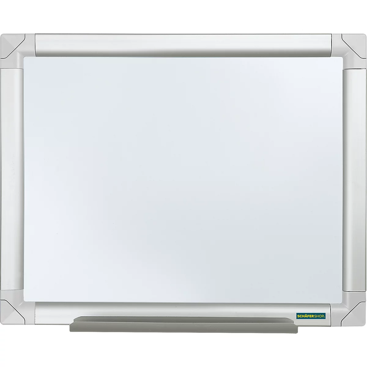 Pizarra blanca rectangular con marco de metal plateado y bandeja para rotuladores en la parte inferior, sobre fondo blanco.