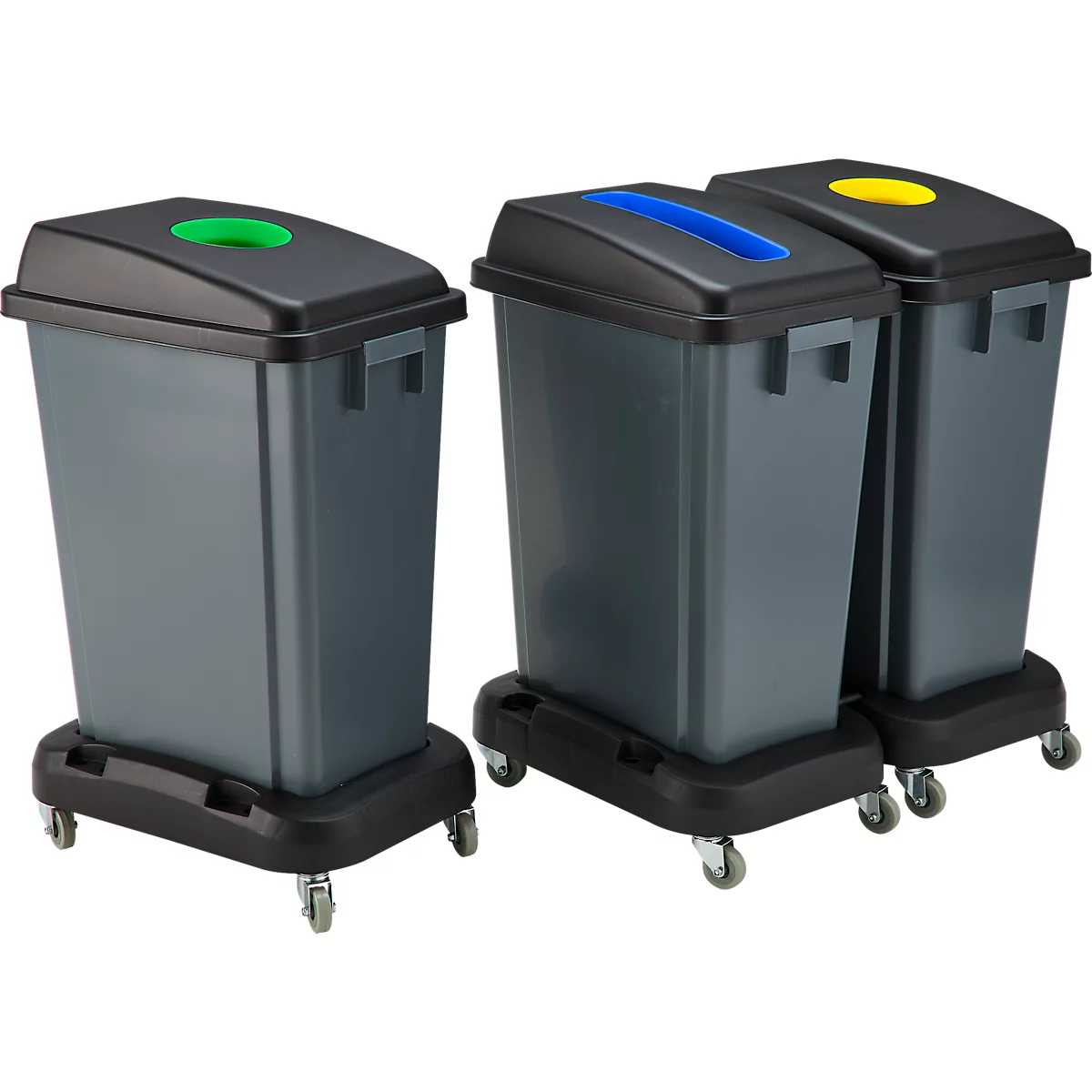 Trois poubelles grises avec des couvercles noirs et des ouvertures colorées. Elles sont sur roulettes et sont conçues pour le tri des déchets.