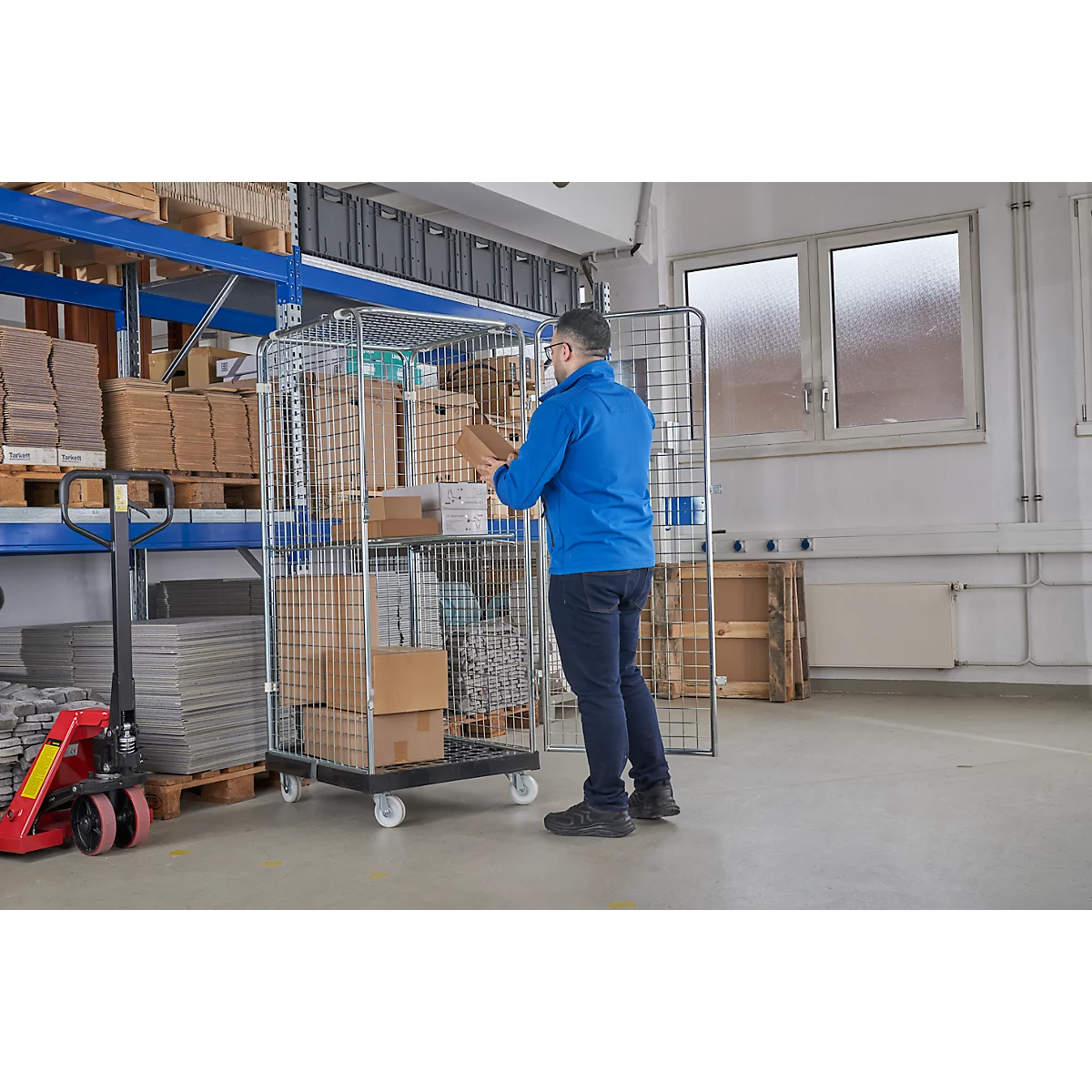 Schäfer Shop Select Rollbox ADB BASICline, 5 faces, avec porte &amp; 1 étagère fixe, jusqu'à 500 kg, roues pivotantes &amp; fixes, L 724 x l 815 x H 1810 mm, acier &amp; PEHD recyclé