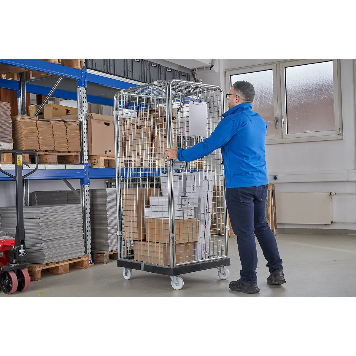 Schäfer Shop Select Rollbox ADB BASICline, 5 faces, avec porte, sans étagère intermédiaire, jusqu'à 500 kg, roues pivotantes &amp; fixes, L 724 x l 815 x H 1810 mm, acier &amp; PEHD recyclé