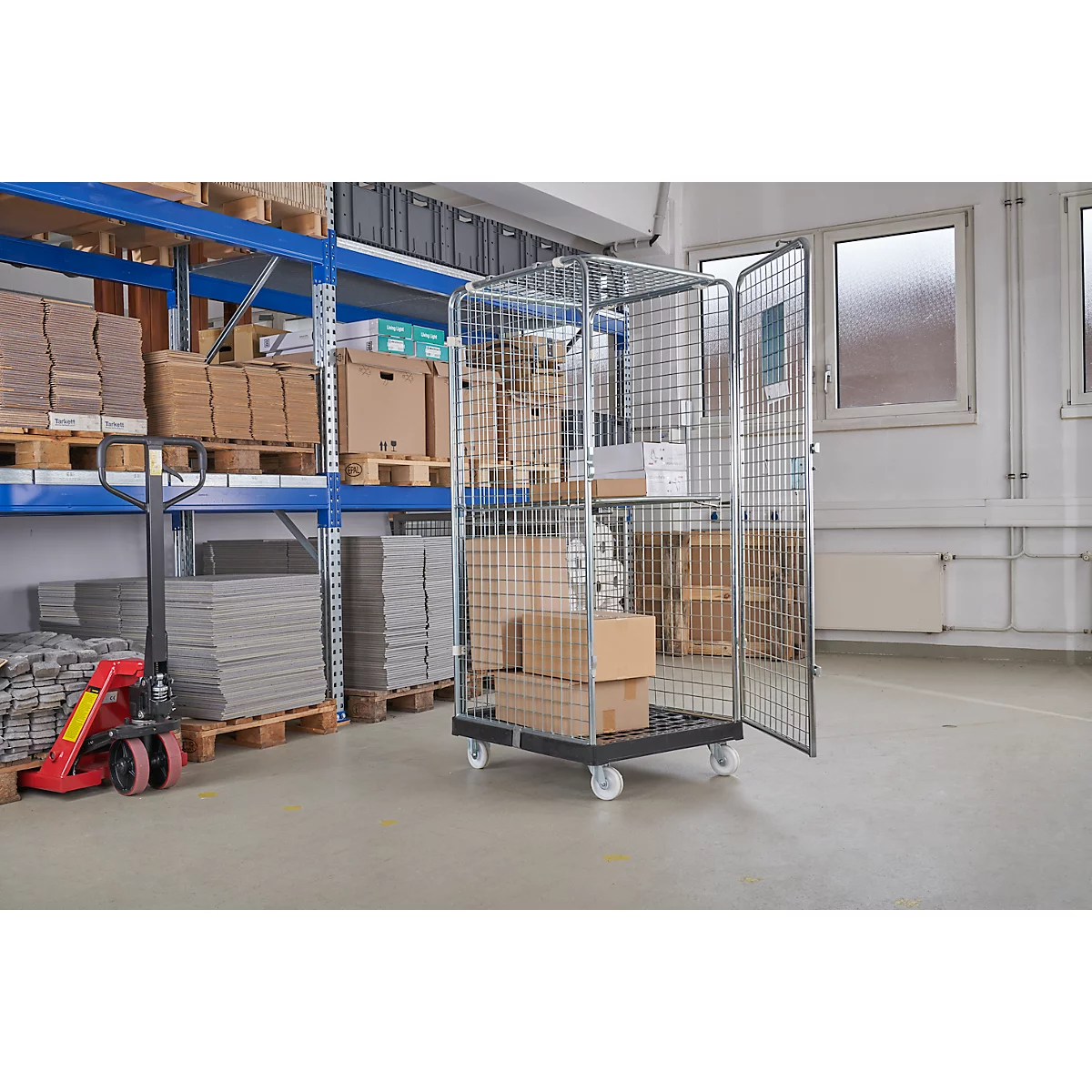 Schäfer Shop Select Rollbox ADB BASICline, 5-zijdig, met deur &amp; 1 vast tussenrek, tot 500 kg, zwenk- en bokwielen, L 724 x B 815 x H 1810 mm, staal &amp; gerecycled HDPE