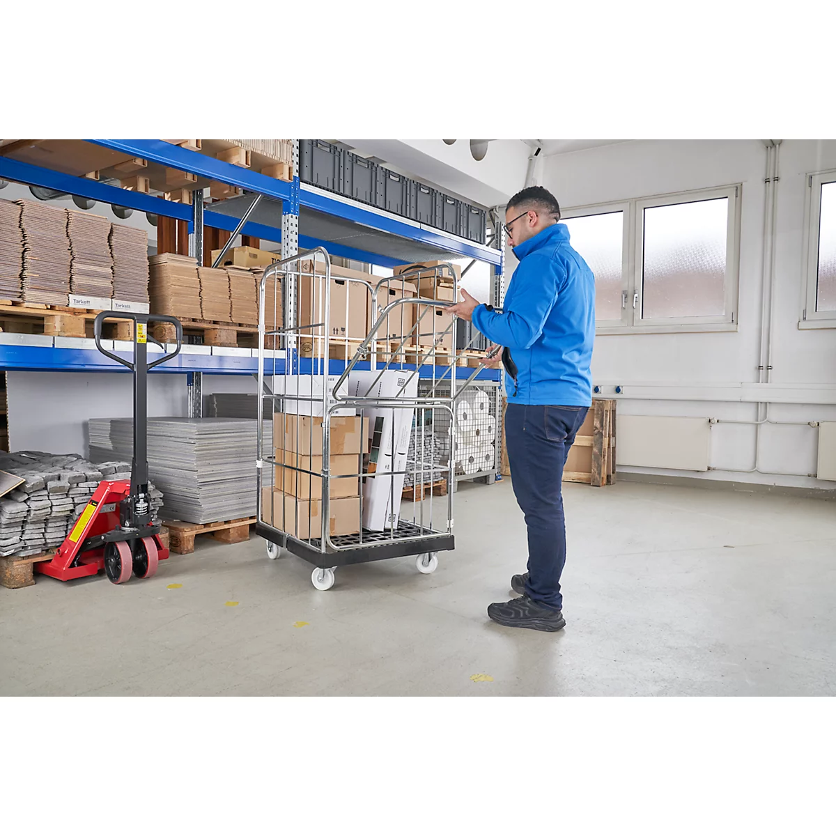 Schäfer Shop Select Rollbox BASICline, 4 côtés, avec porte avant en 2 parties, jusqu'à 500 kg, roues pivotantes &amp; fixes, L 724 x l 845 x H 1530 mm, acier &amp; PEHD recyclé