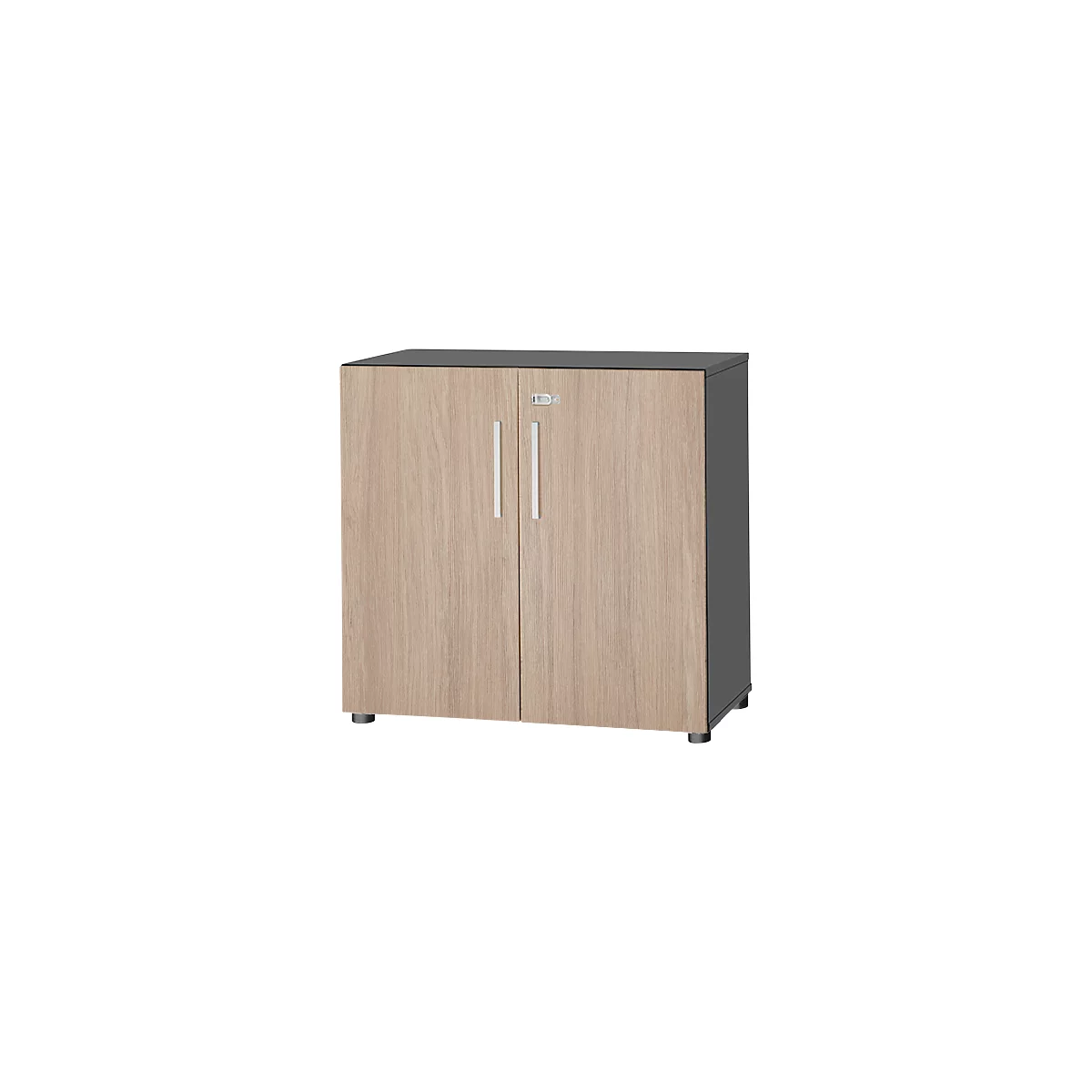 Ein Schrank mit zwei Türen, Holzmaserung, silbernen Griffen und einem kleinen Schloss.