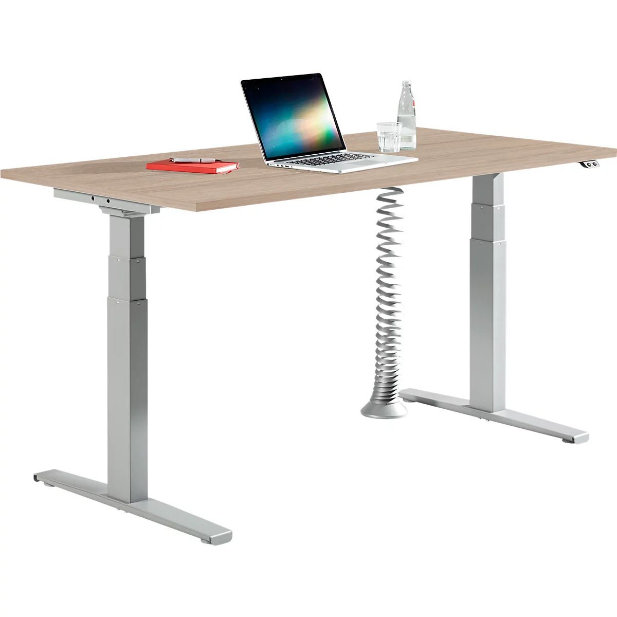 Höhenverstellbarer Schreibtisch mit Holzplatte, Laptop, Notizbuch und Spiralkabelkanal vor weißem Hintergrund.
