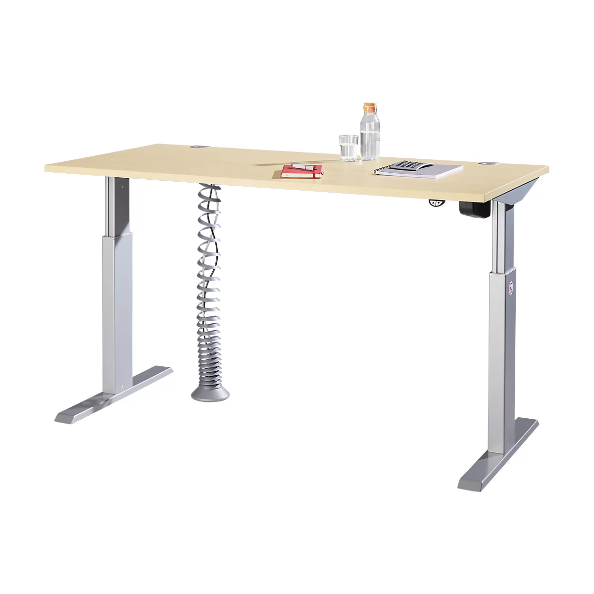 Heller, höhenverstellbarer Schreibtisch mit Metallgestell. Auf der Tischplatte liegen eine Flasche Wasser, ein Glas, Stifte und Notizbuch.