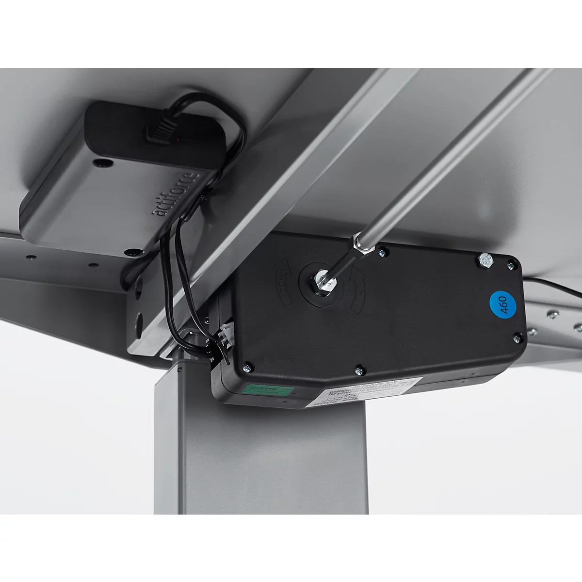 Nahaufnahme eines mechanischen Teils unter einem Schreibtisch, Kabel, Motor, Display.