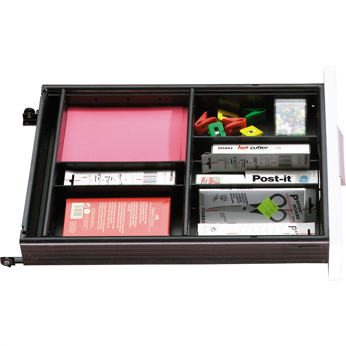 Geöffnete Schublade mit Büromaterial: Ordner, Stifte, Papier, Büroklammern, Reißzwecken, Schere und Post-it.
