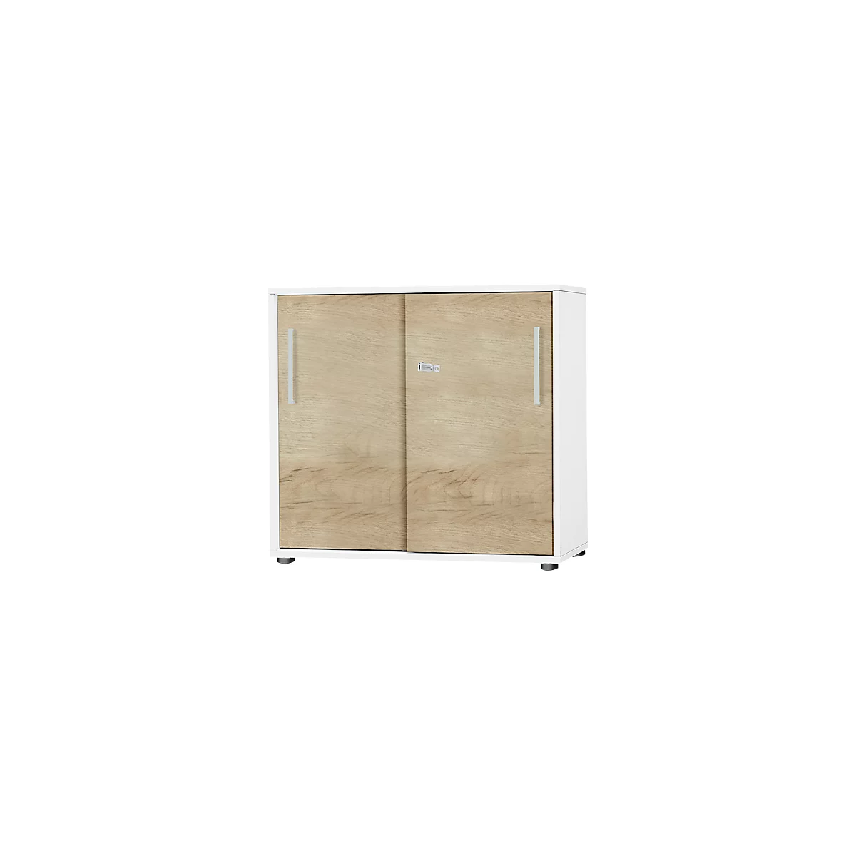 Witte kast met houten voorkant. Twee schuifdeuren met handvatten. Staand op een kleine sokkel.