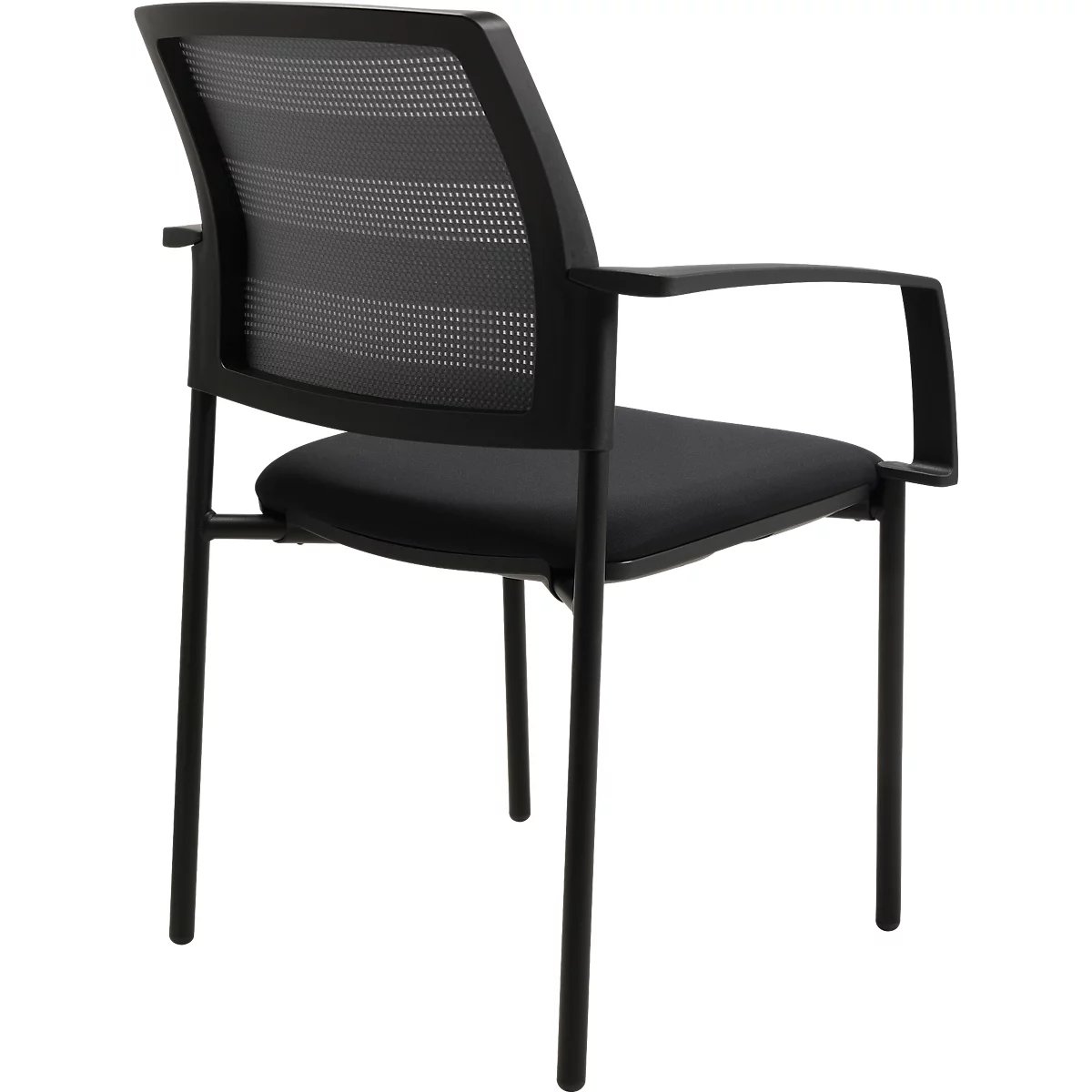 Chaise de bureau noire avec dossier en filet, accoudoirs et quatre pieds.