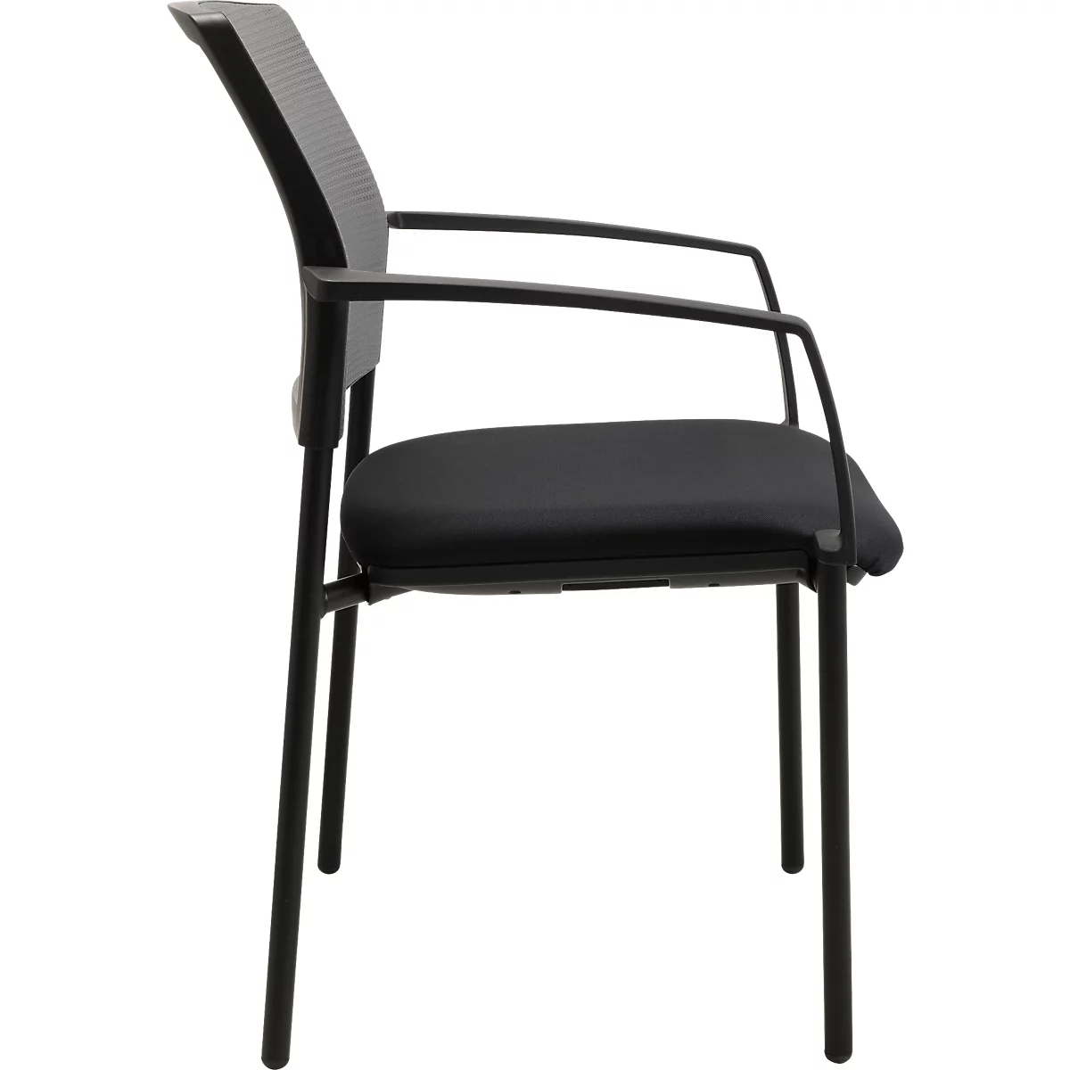 Chaise de bureau noire de profil. Dossier en mesh, assise rembourrée, accoudoirs et cadre en métal.