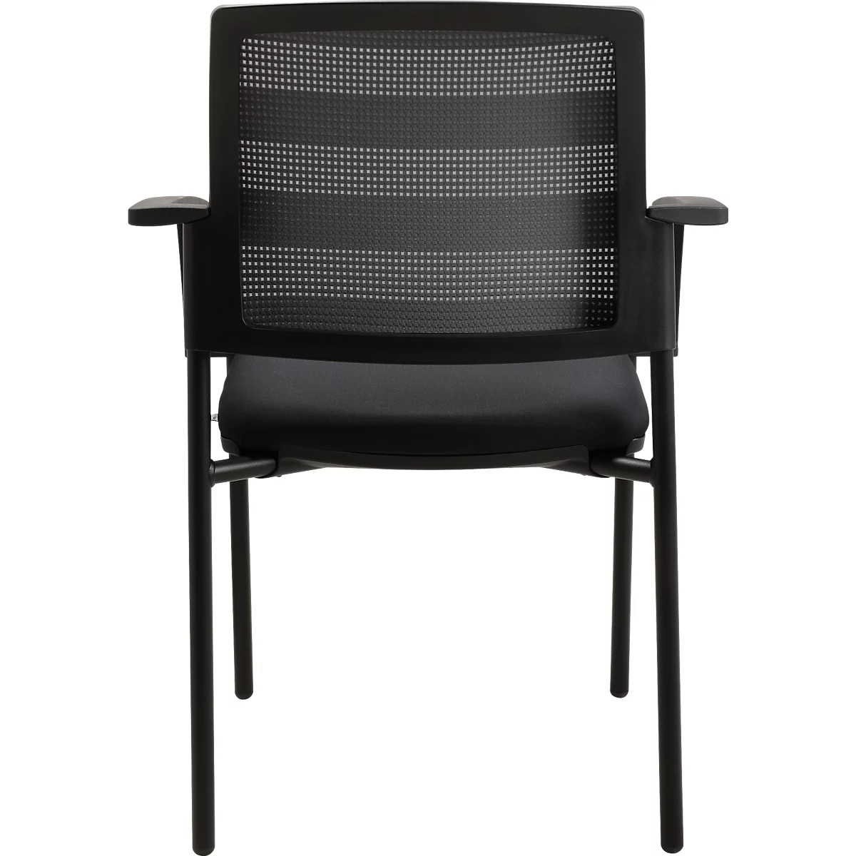 Chaise de bureau noire sur fond blanc. La chaise a un dossier en filet, des accoudoirs et quatre pieds.