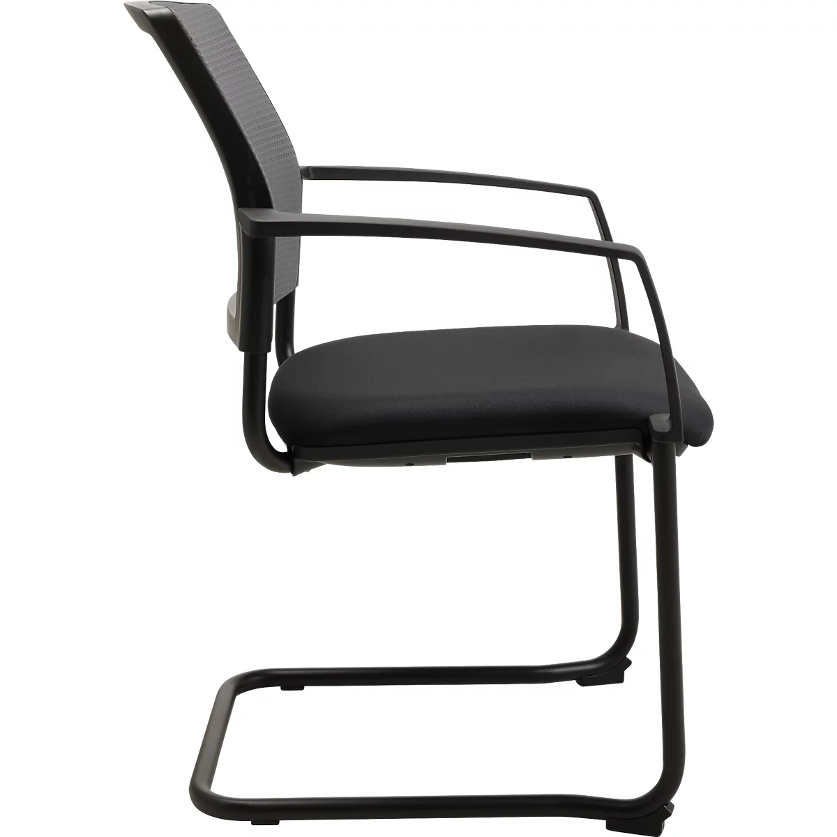 Chaise de bureau cantilever noire. Dossier en maille, assise rembourrée. Accoudoirs en métal. Le cadre est noir.