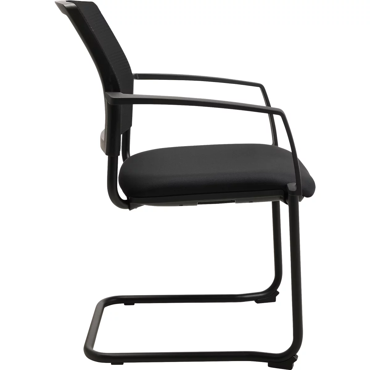 Vue latérale d'une chaise de bureau noire. Dossier en maille, assise rembourrée, accoudoirs et cadre en métal.