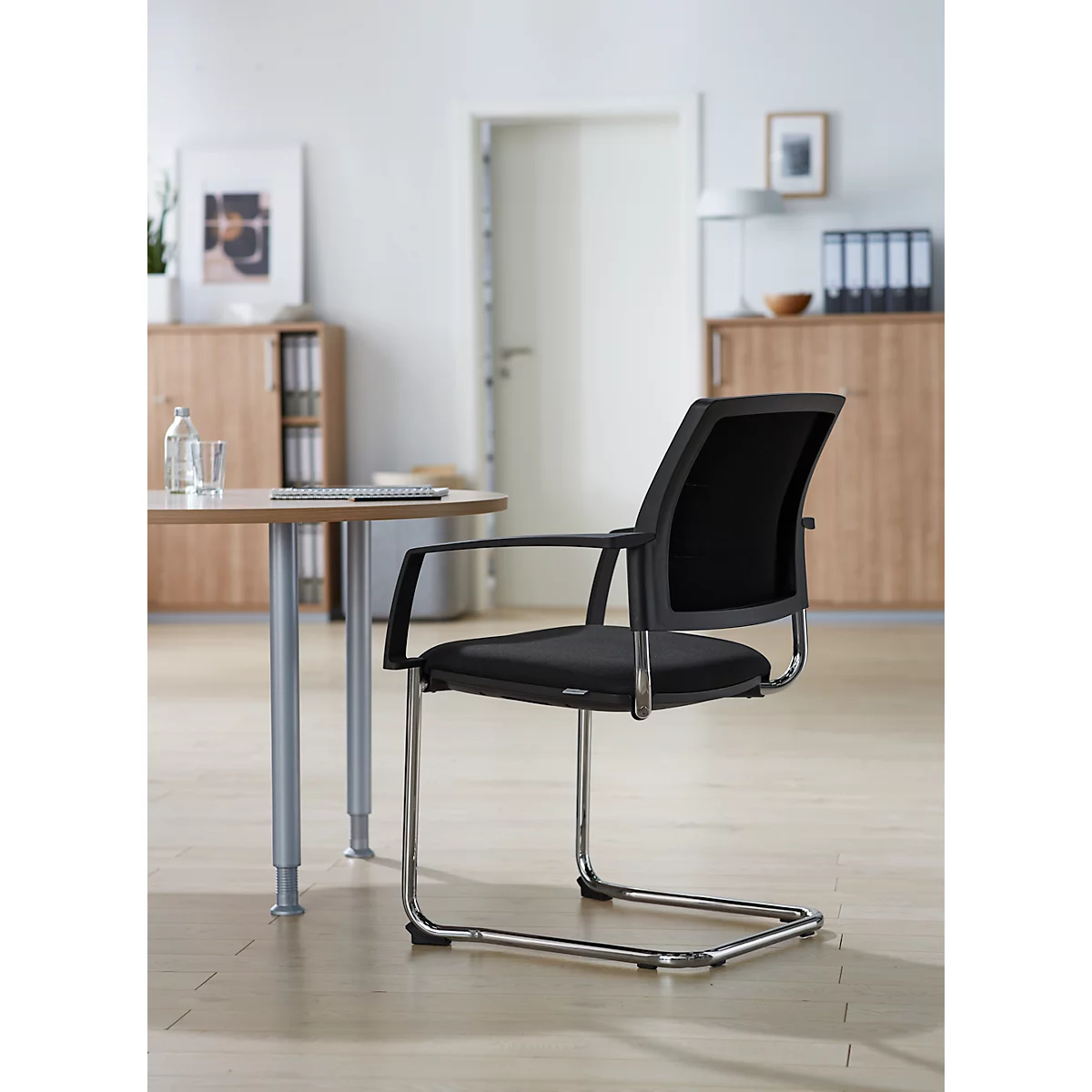 Schäfer Shop Select silla basculante SSI Proline Visit S2, ergonómica, con reposabrazos, apilable hasta 4 piezas, ancho 480 x fondo 480 x alto 480 mm, negro/negro