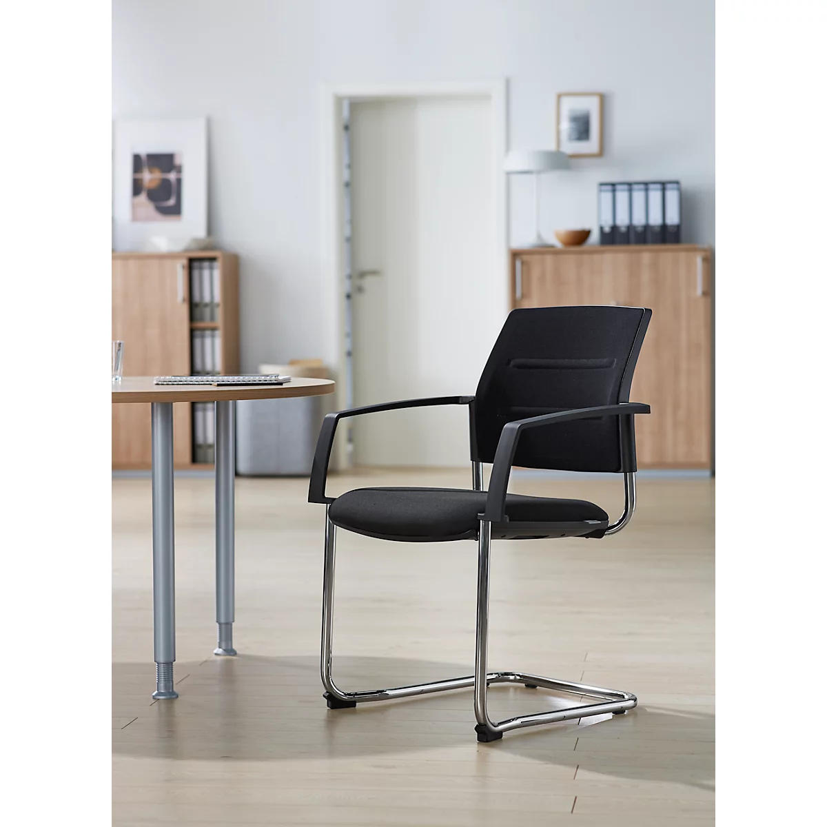 Schäfer Shop Select silla basculante SSI Proline Visit S2, ergonómica, con reposabrazos, apilable hasta 4 piezas, ancho 480 x fondo 480 x alto 480 mm, negro/negro