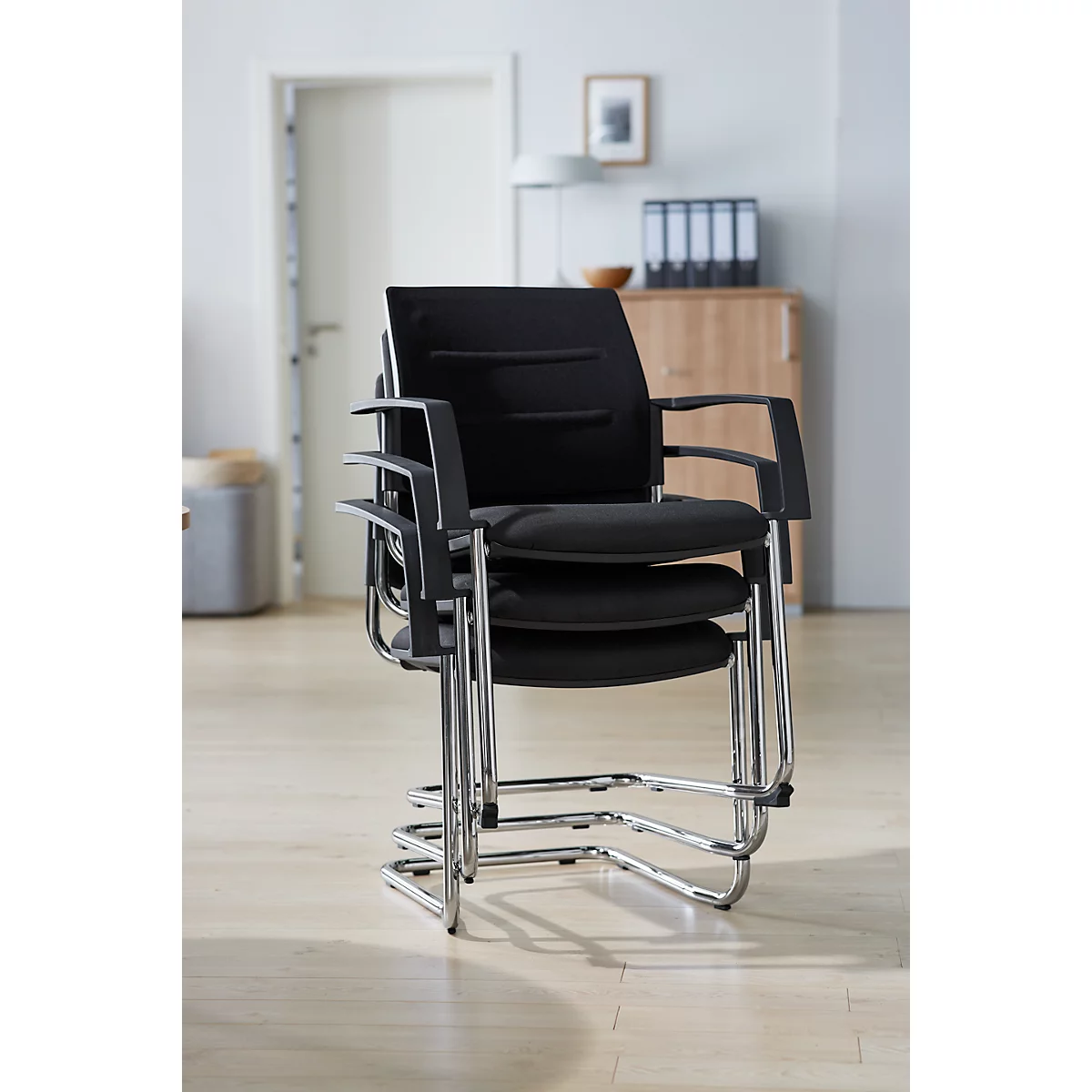 Schäfer Shop Select silla basculante SSI Proline Visit S2, ergonómica, con reposabrazos, apilable hasta 4 piezas, ancho 480 x fondo 480 x alto 480 mm, negro/negro