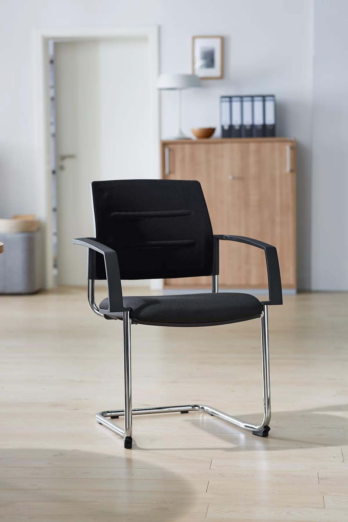 Schäfer Shop Select silla basculante SSI Proline Visit S2, ergonómica, con reposabrazos, apilable hasta 4 piezas, ancho 480 x fondo 480 x alto 480 mm, negro/negro