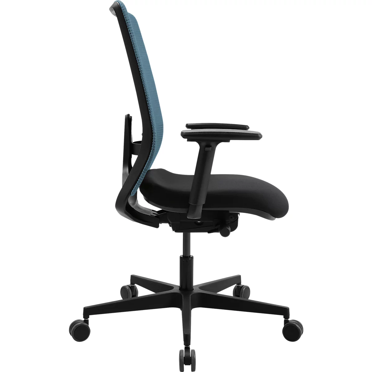 Bürostuhl, Seitenansicht. Schwarzes Gestell, blaue Rückenlehne und schwarze Sitzfläche. Mit Armlehnen und Rollen.