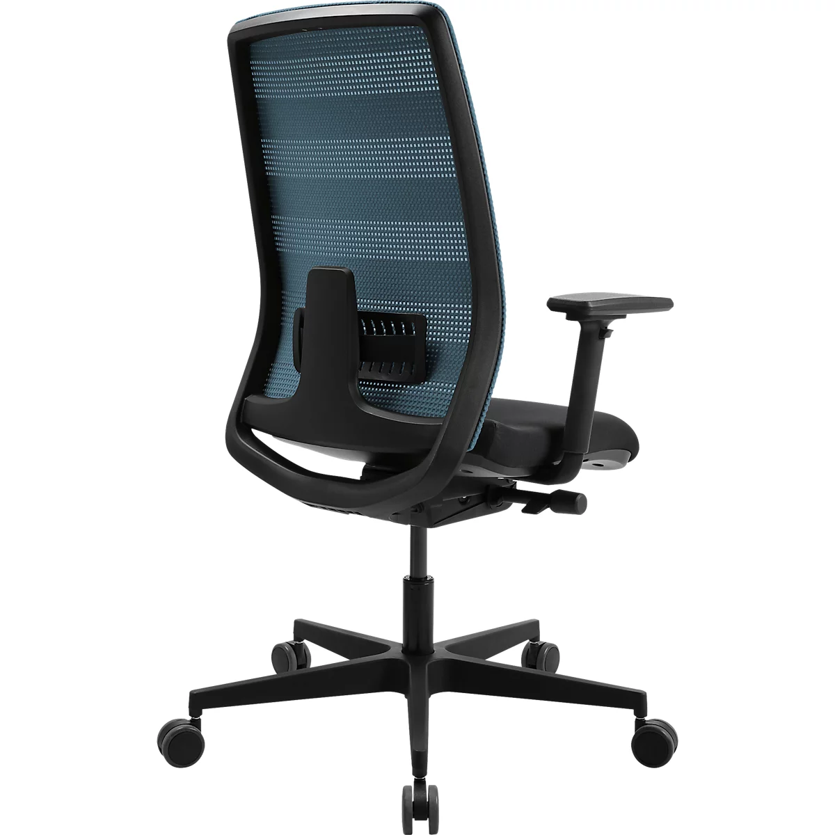 Bürostuhl von hinten. Schwarzer Rahmen, blaues Netz am Rücken, schwarze Armlehnen und Rollen.
