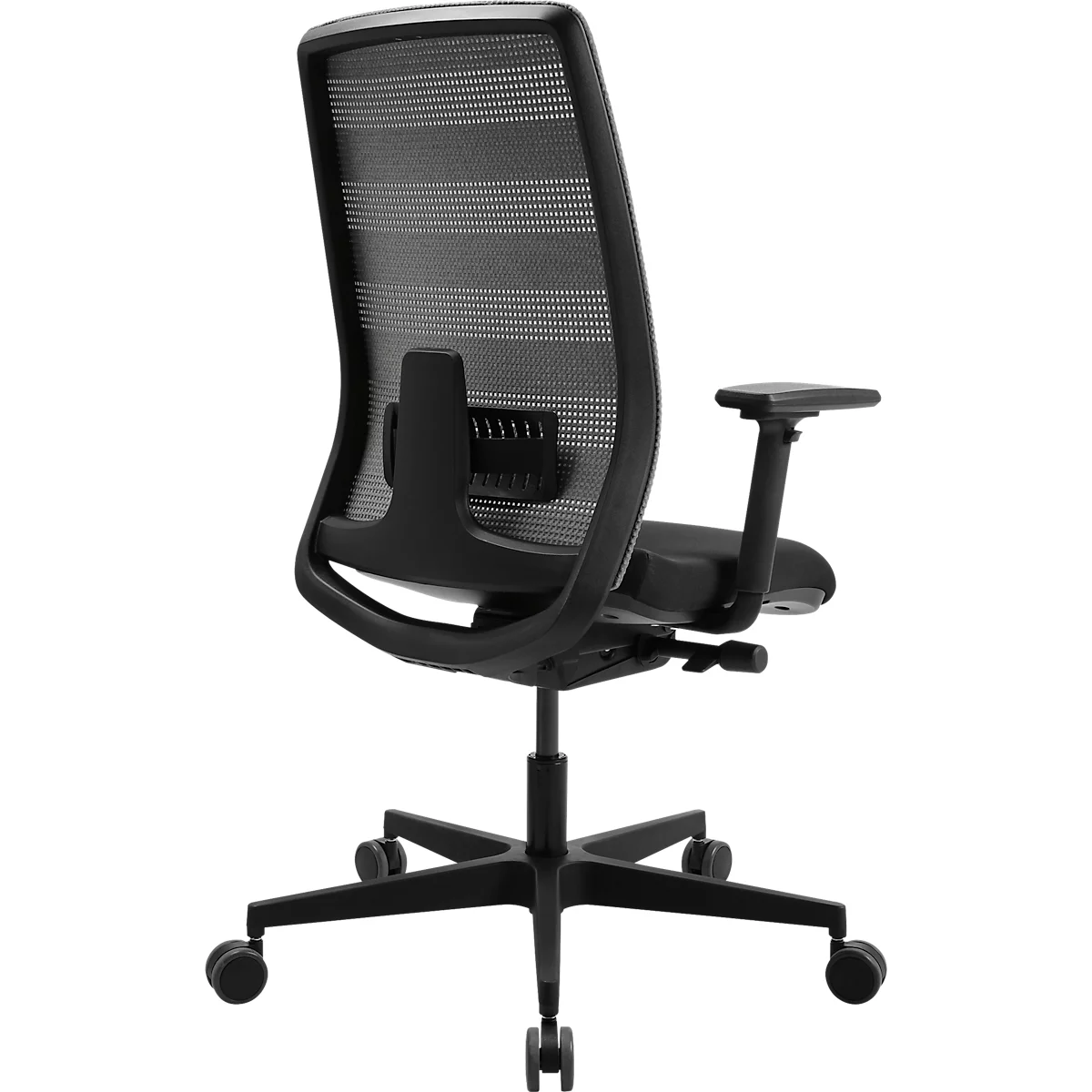 Zwarte bureaustoel van achteren. Mesh rug, armleuningen en rolvoet.