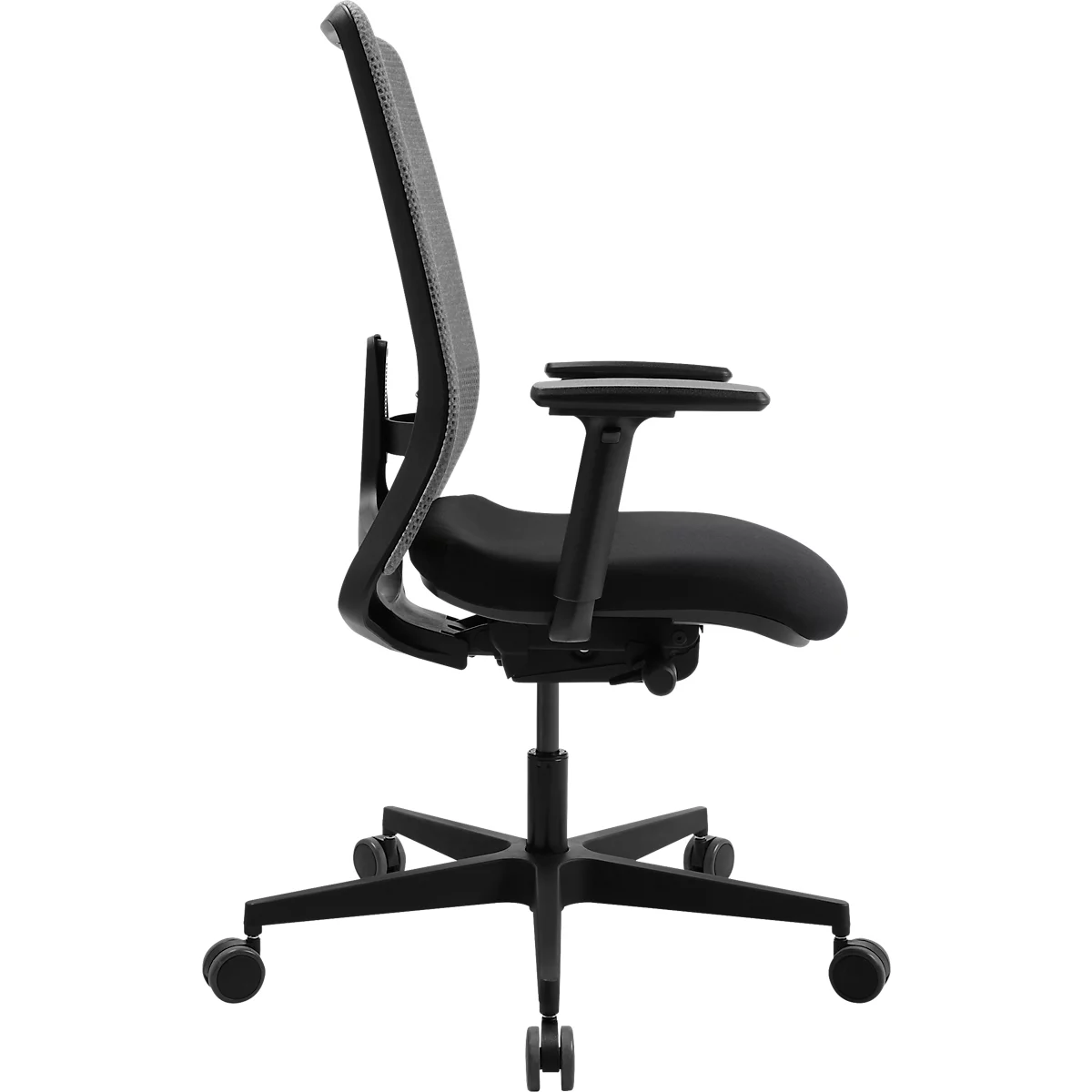 Chaise de bureau noire de profil. Dossier en maille, accoudoirs et base à roulettes.