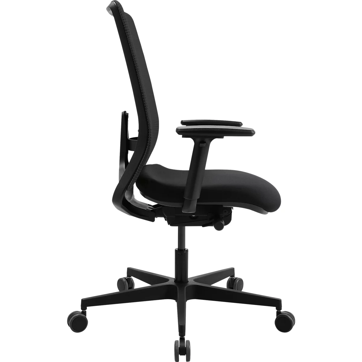 Chaise de bureau noire de profil. Haut dossier, assise rembourrée, accoudoirs et base à roulettes.
