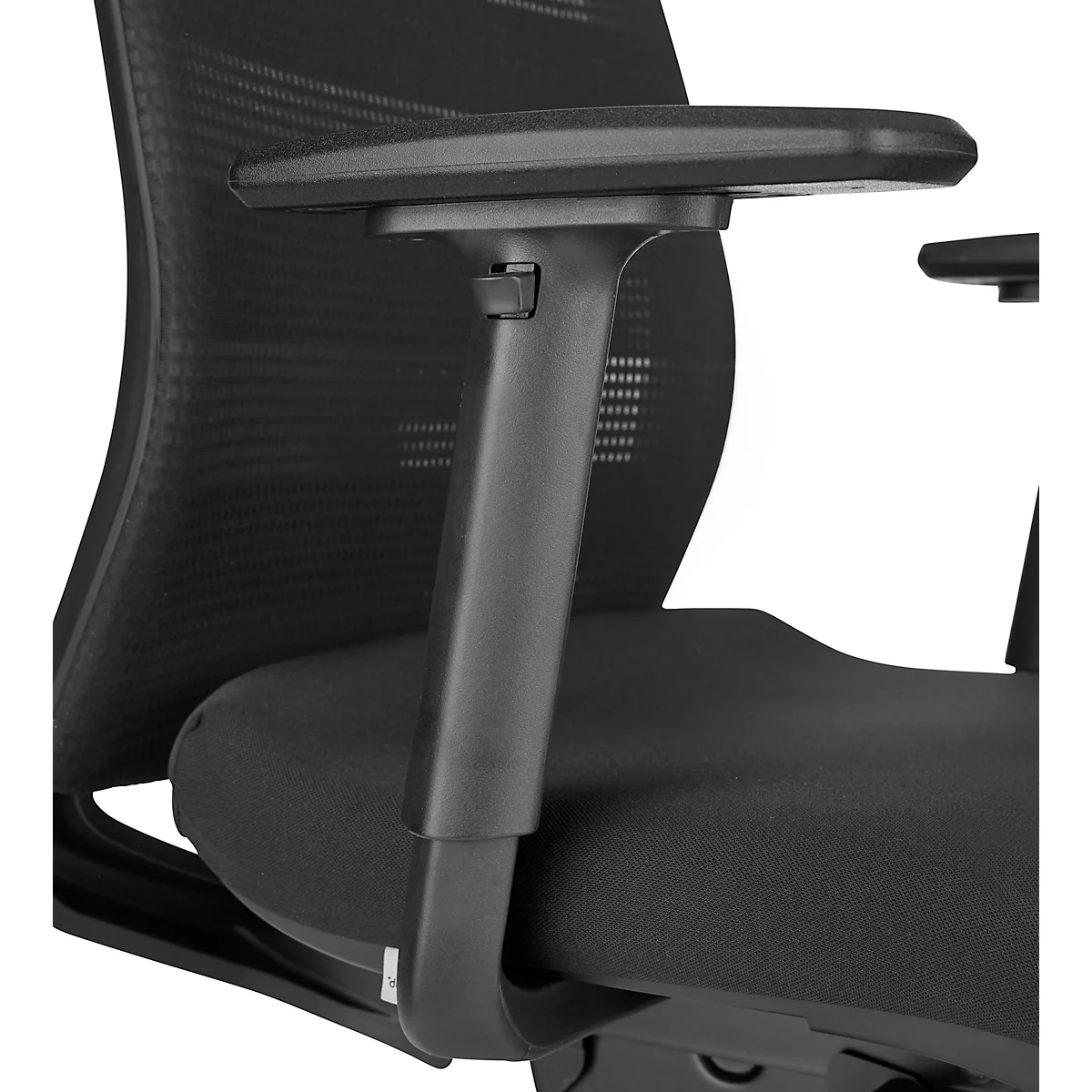 Gros plan sur une chaise de bureau noire. Accoudoir, dossier et assise sont visibles.