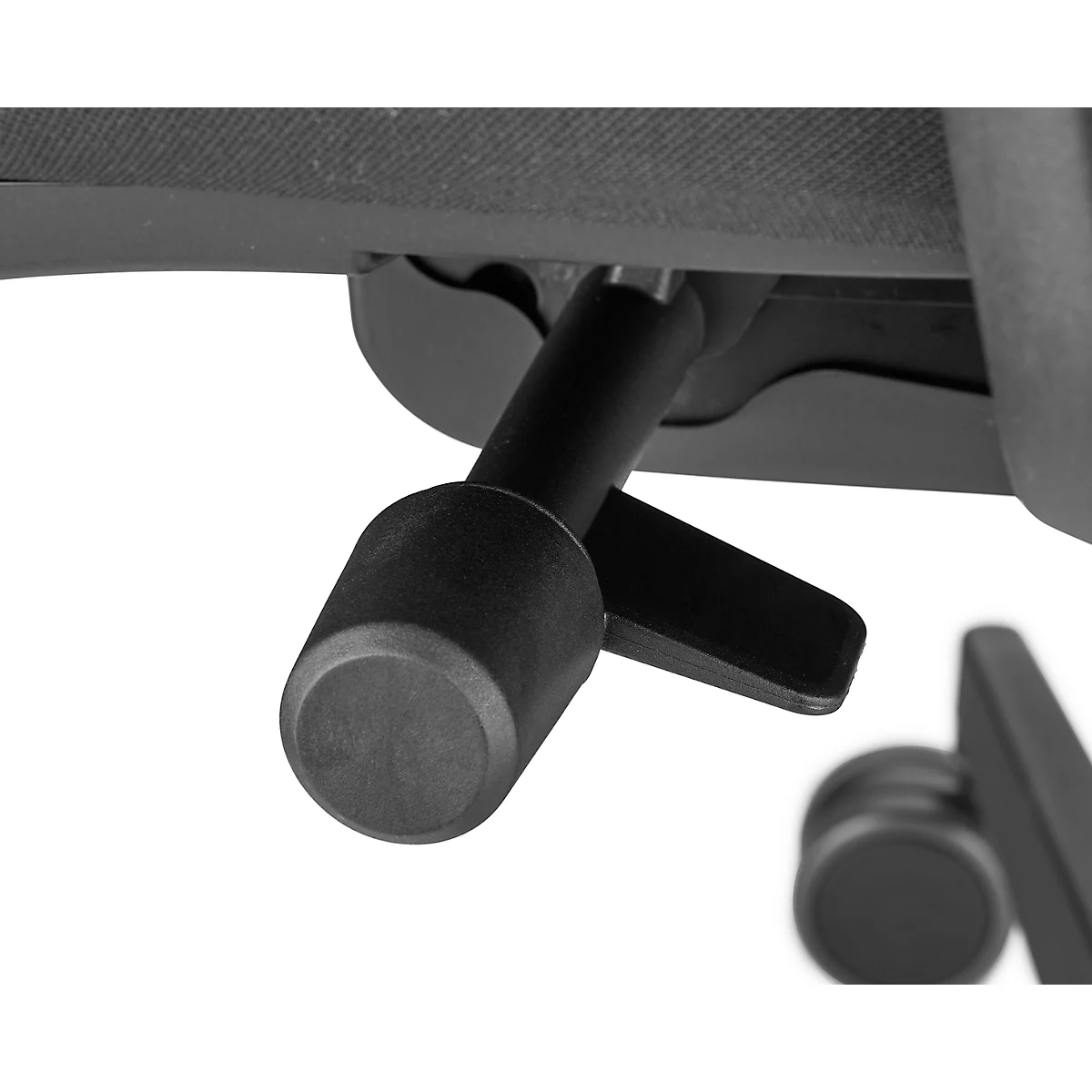 Gros plan d'une chaise pivotante noire, détails du réglage en hauteur.