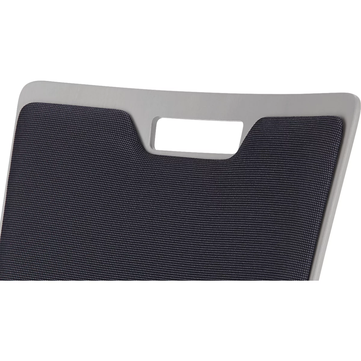 Close-up van een stoelleuning met donkere, geweven bekleding en een rechthoekige handgreep.