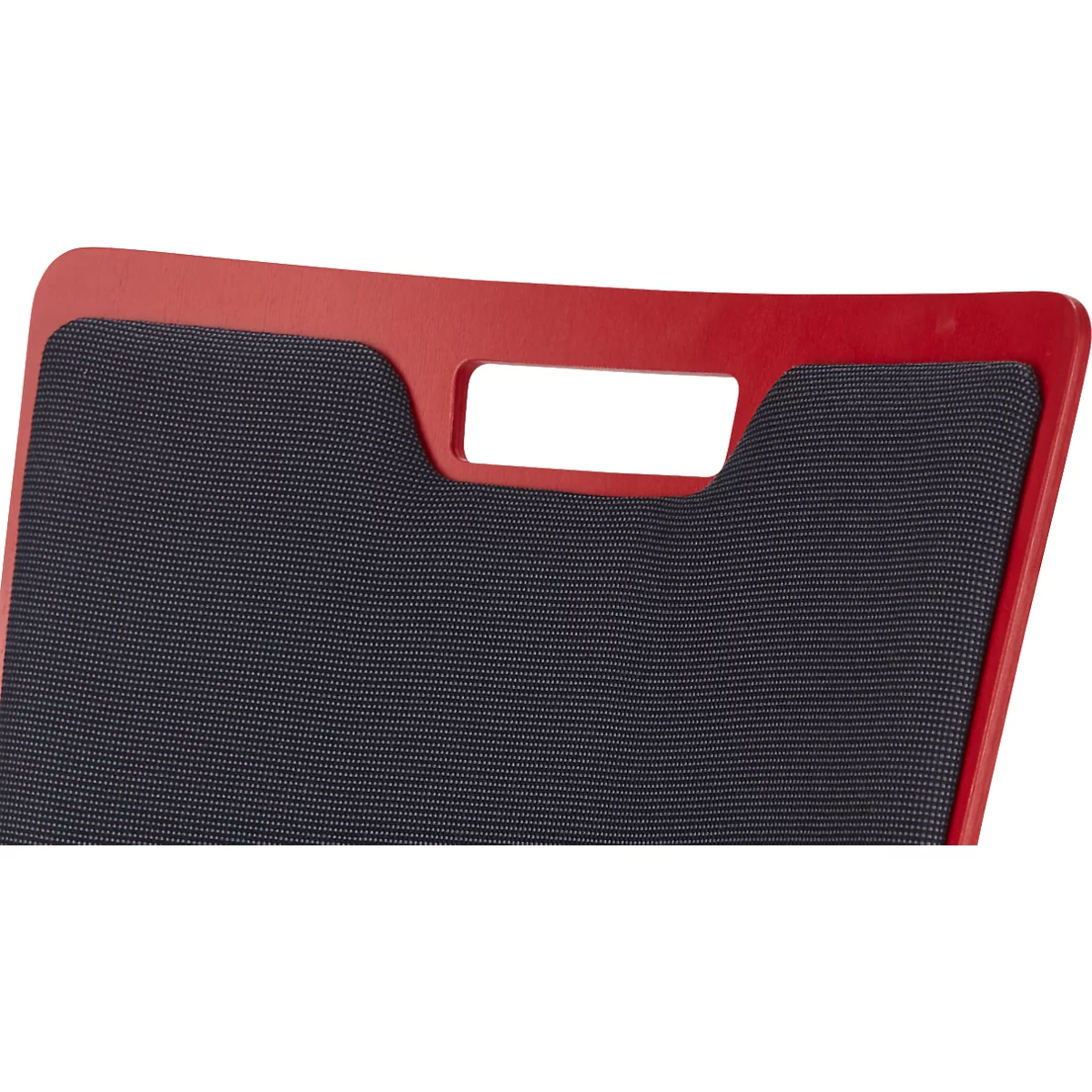Close-up van de rugleuning van een stoel. Rood frame, zwart mesh, handgreepopening.