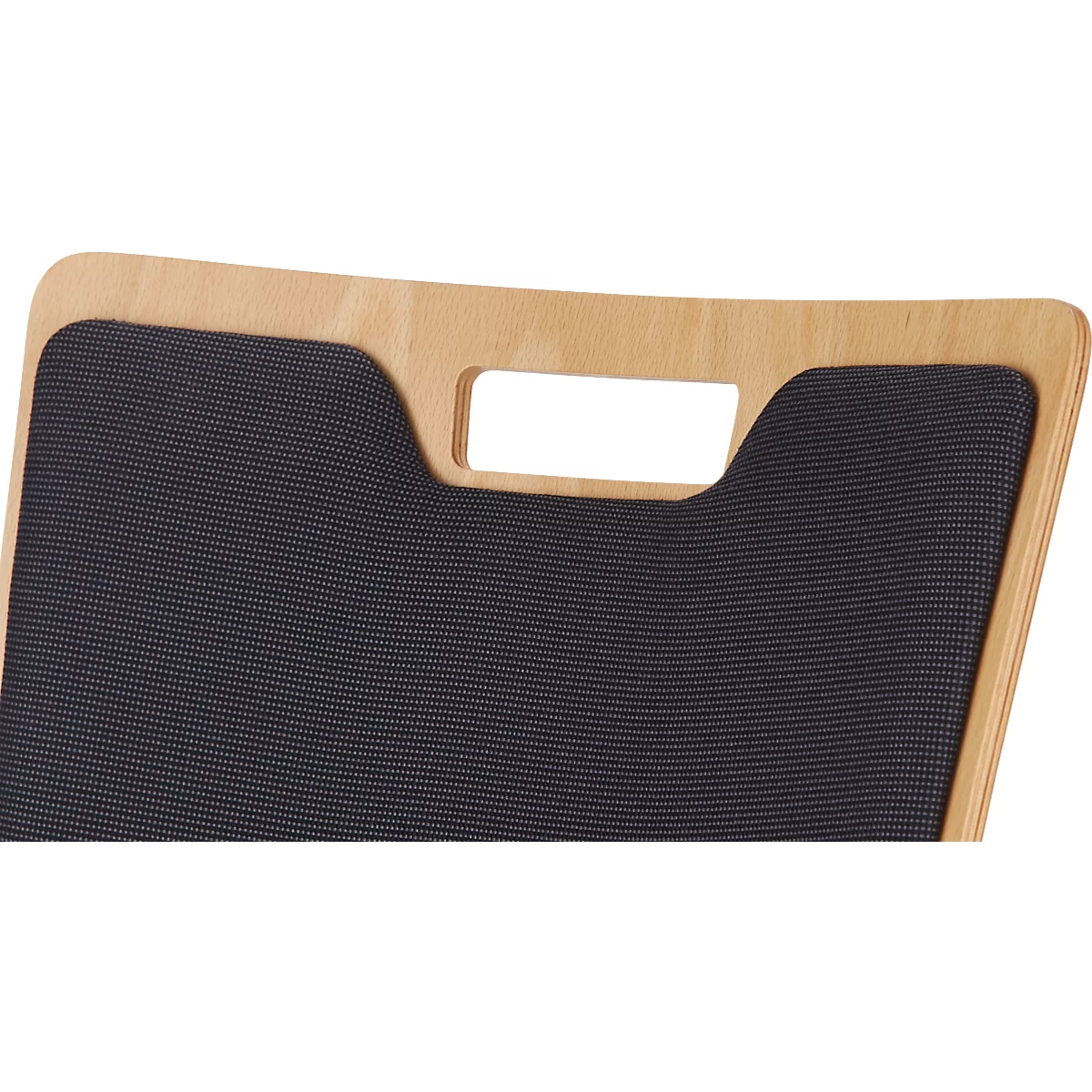 Nahaufnahme eines Holz-Tabletts mit einem rechteckigen Griffloch und einem schwarzen, stoffartigen Einsatz.