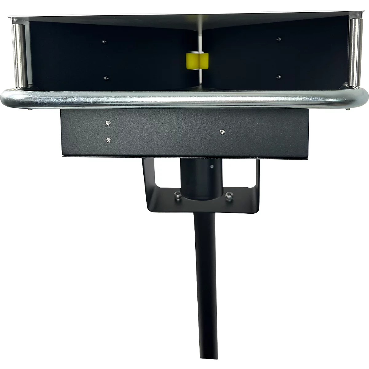 Un appareil noir et angulaire monté sur un poteau noir. Il comporte une barre argentée et un cylindre jaune.