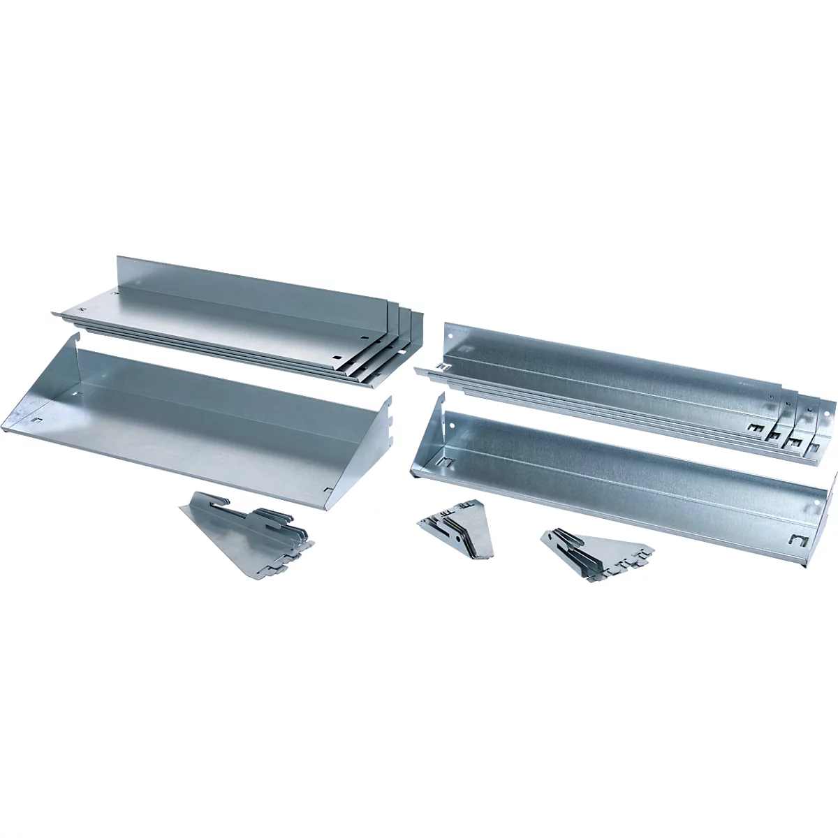 Verschiedene Metallteile, vermutlich Halterungen, in Gruppen angeordnet. Glänzende Oberfläche, kantige Formen.