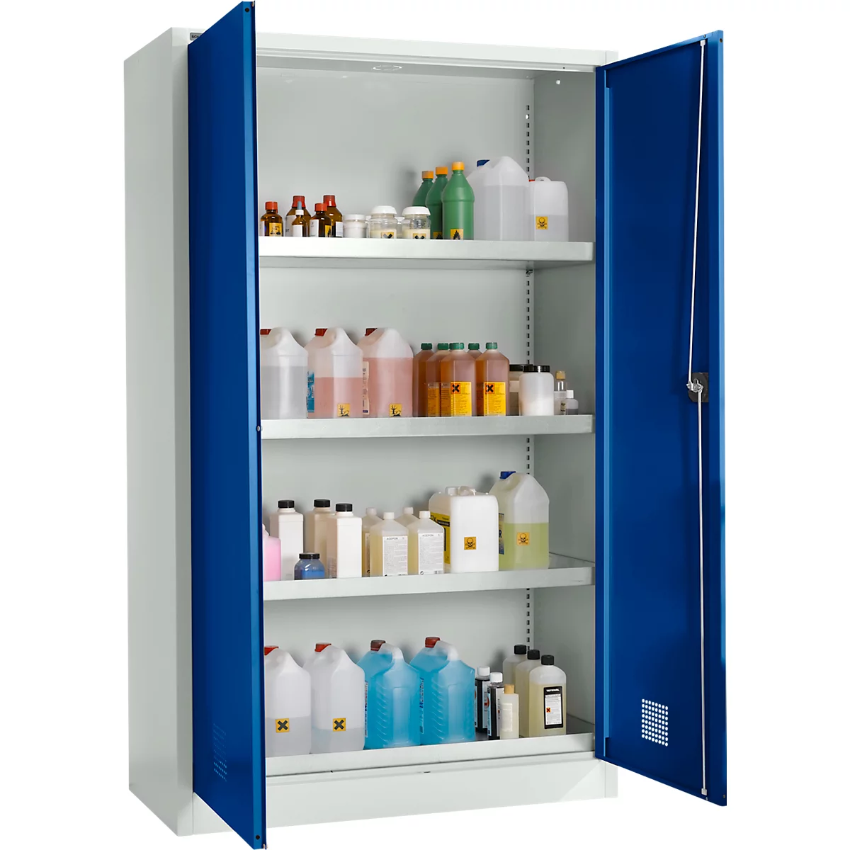 Offener Laborschrank mit Chemikalienflaschen und -behältern in verschiedenen Farben. Blaue Türen, silberner Schrank.