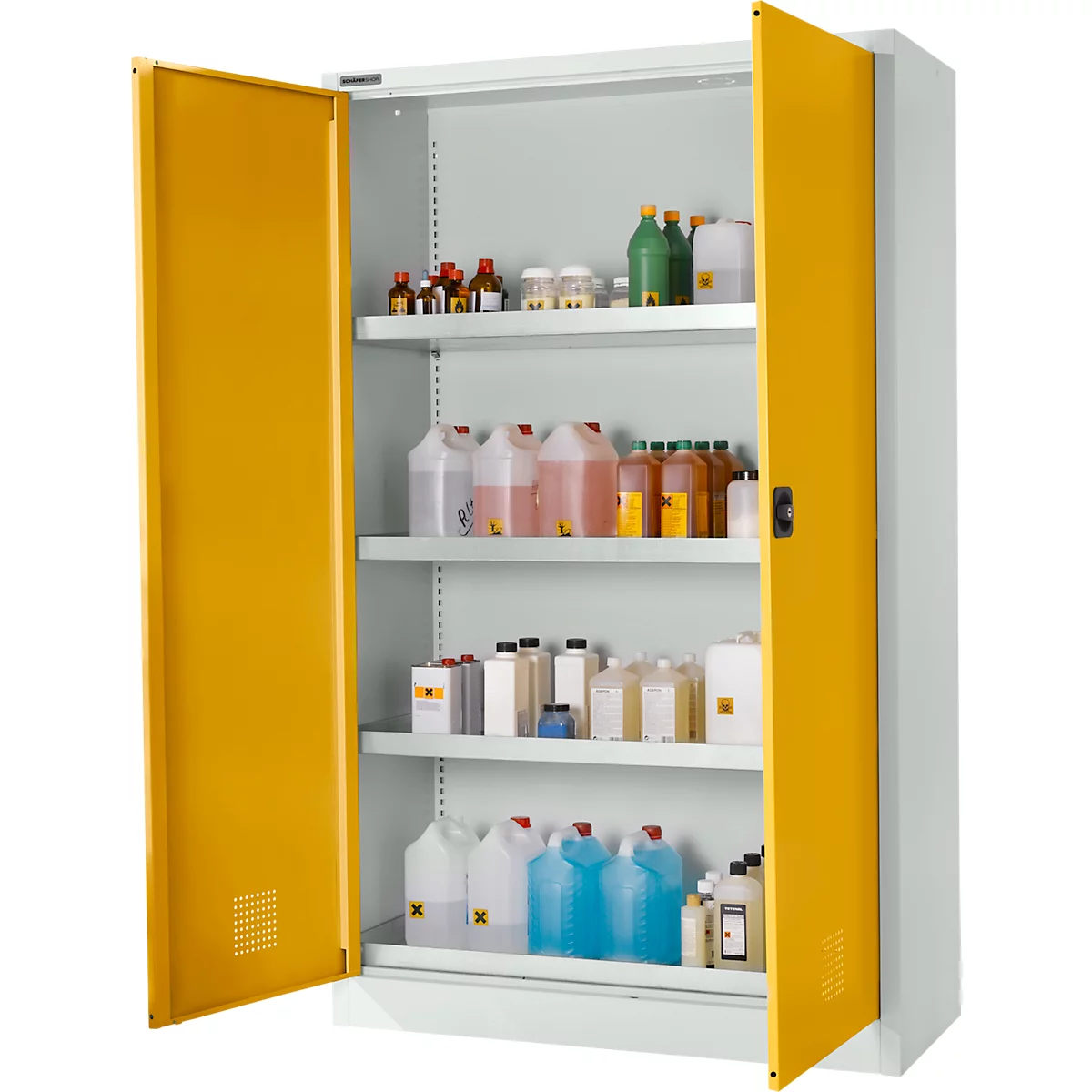 Gelber Chemikalienschrank, geöffnet. Darin verschiedene Flaschen und Behälter mit Flüssigkeiten auf Regalen.