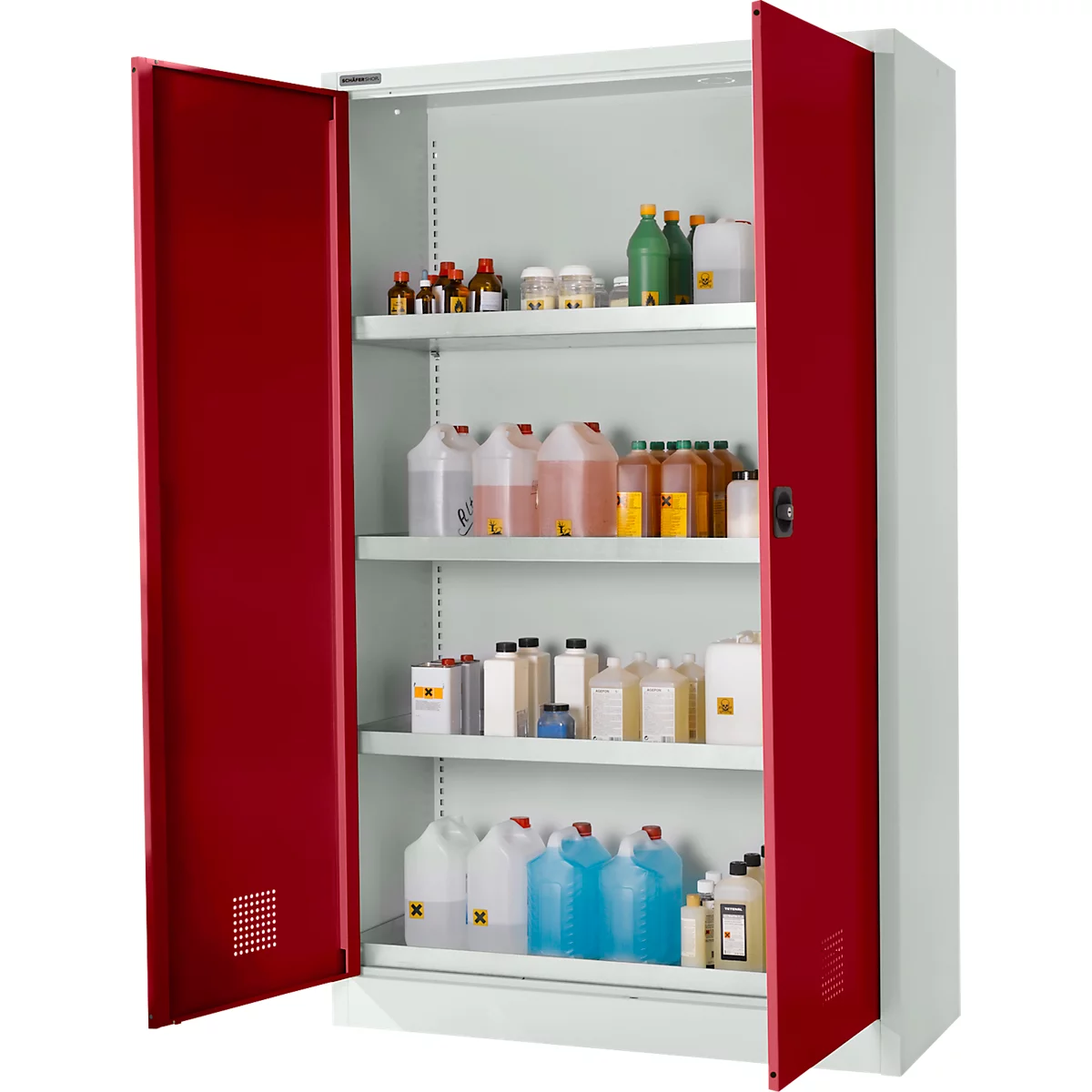 Ein Stahlschrank mit offenen, roten Türen, gefüllt mit Chemikalienflaschen. Die weißen Regale sind gut gefüllt. Es gibt gelbe und blaue Flüssigkeiten.