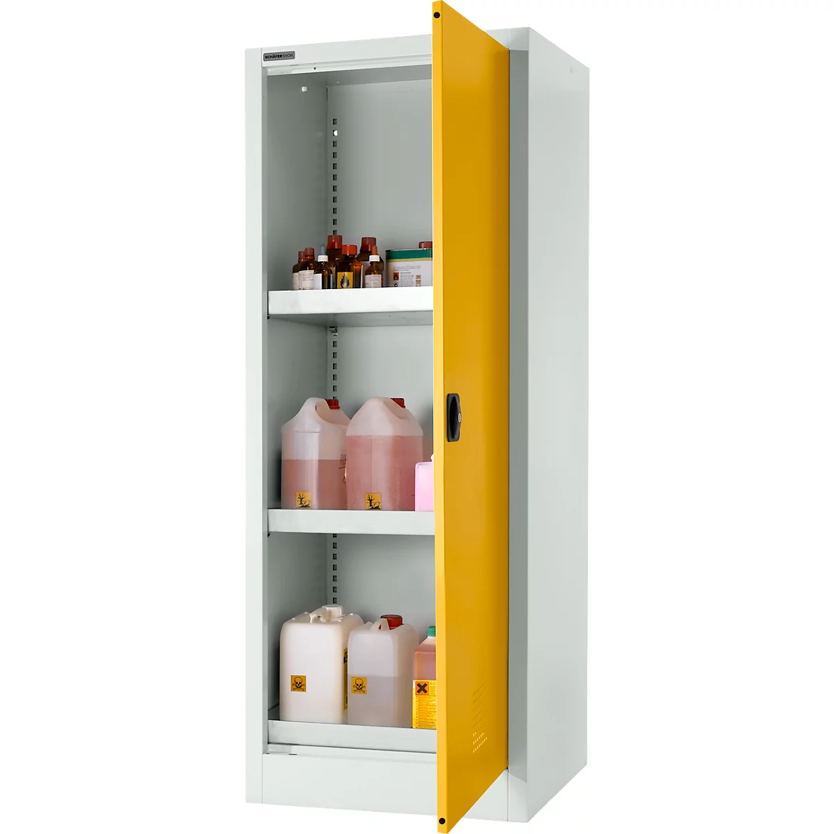 Ein gelb-weißes Sicherheitsschrank mit geöffneter Tür. Im Schrank stehen Flaschen und Kanister.