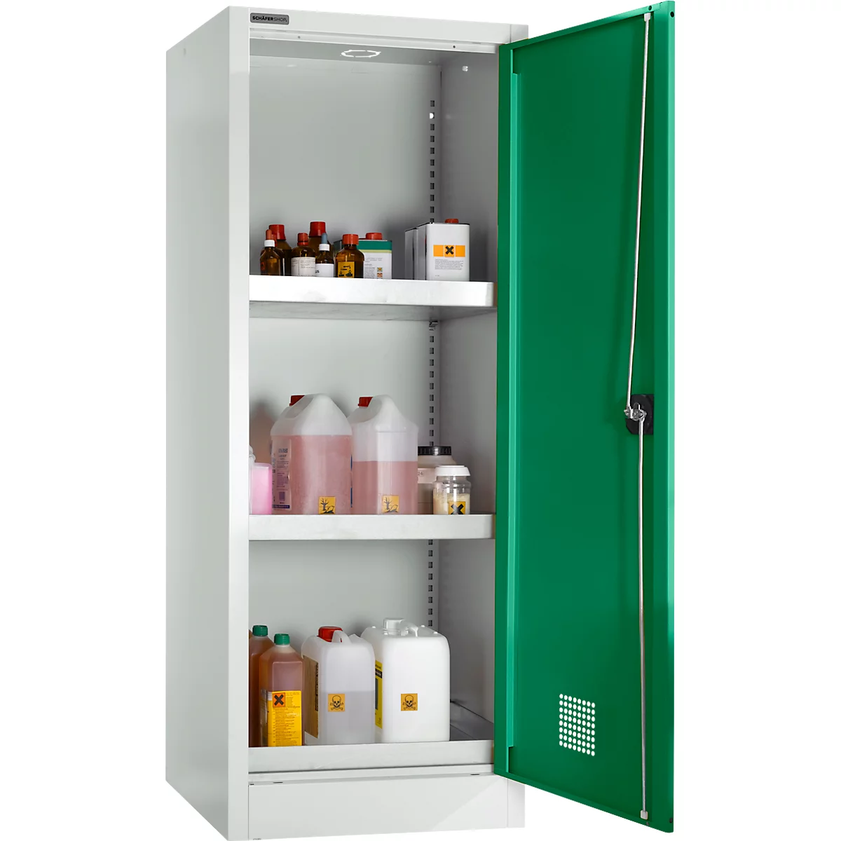 Ein weißer Schrank mit geöffneter, grüner Tür. Im Inneren sind Flaschen und Behälter mit Chemikalien zu sehen.