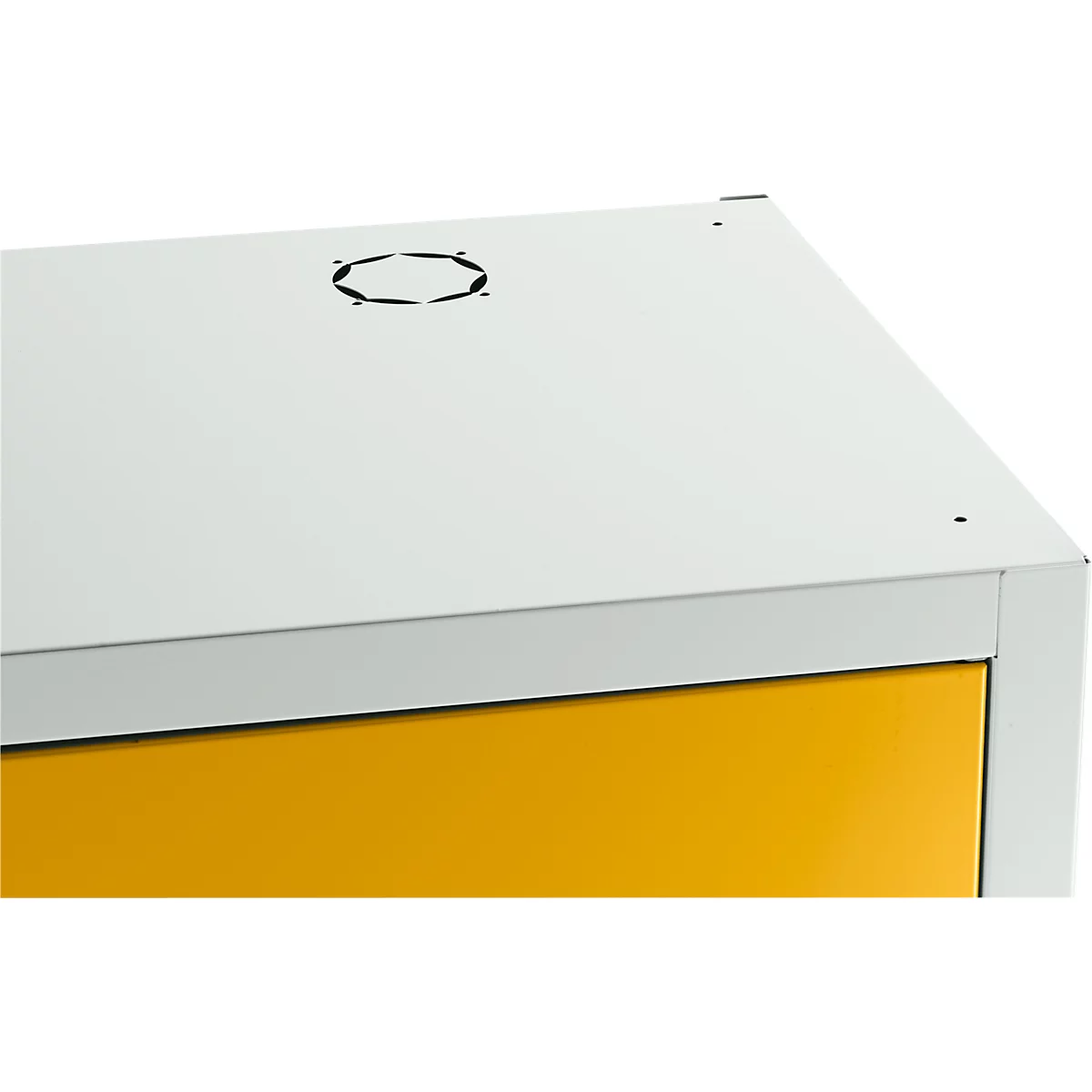 Ausschnitt eines Schrankes. Weißer Deckel mit Lüftung. Gelbe Tür darunter.