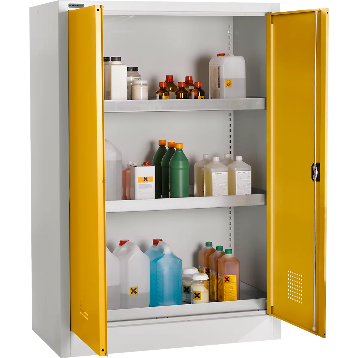 Offener, gelber Schrank mit verschiedenen Chemikalienflaschen. Der Schrank hat drei Regale, die mit Flaschen und Behältern gefüllt sind.