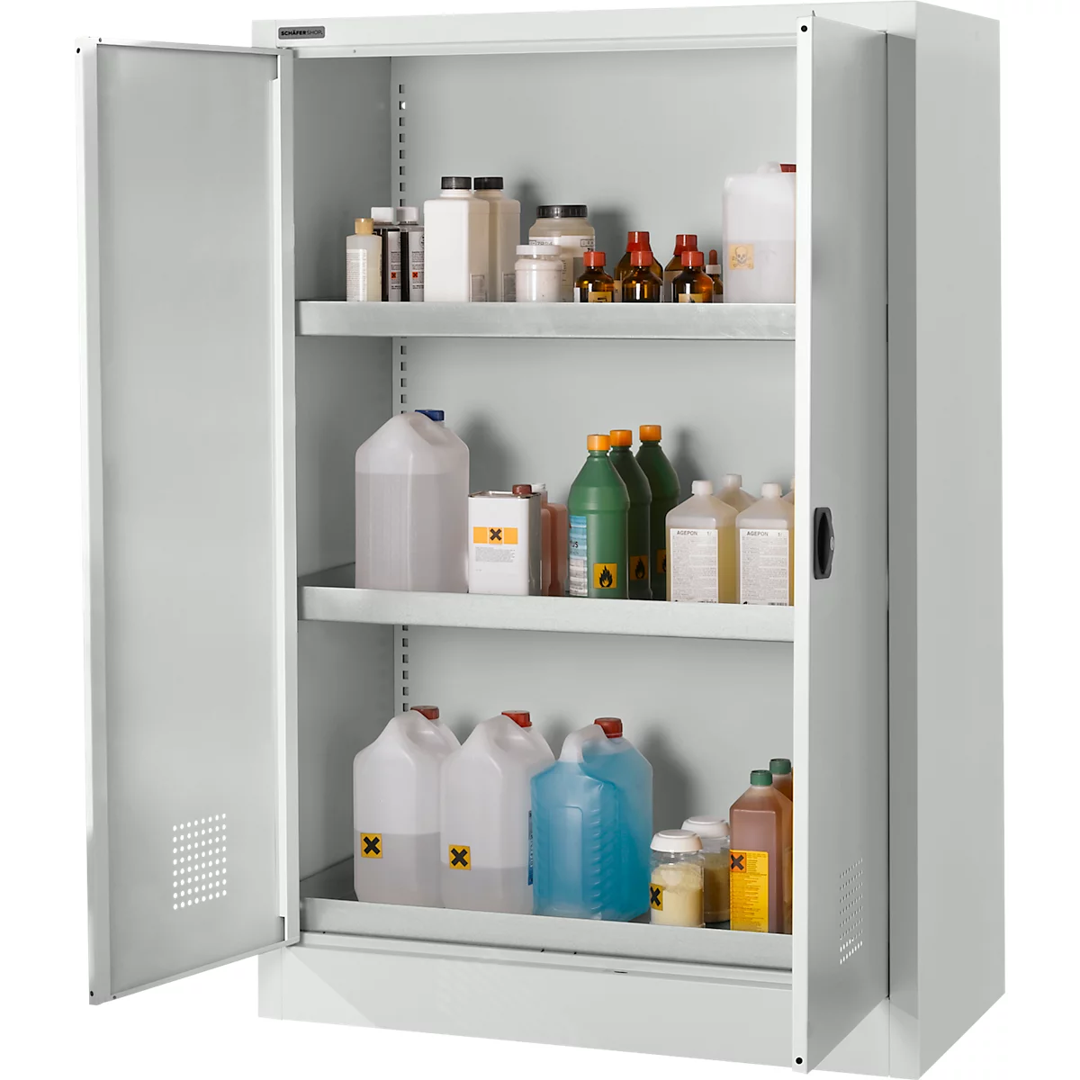 Offener, weißer Stahlschrank mit diversen Chemikalien in Flaschen und Kanistern auf Einlegeböden.