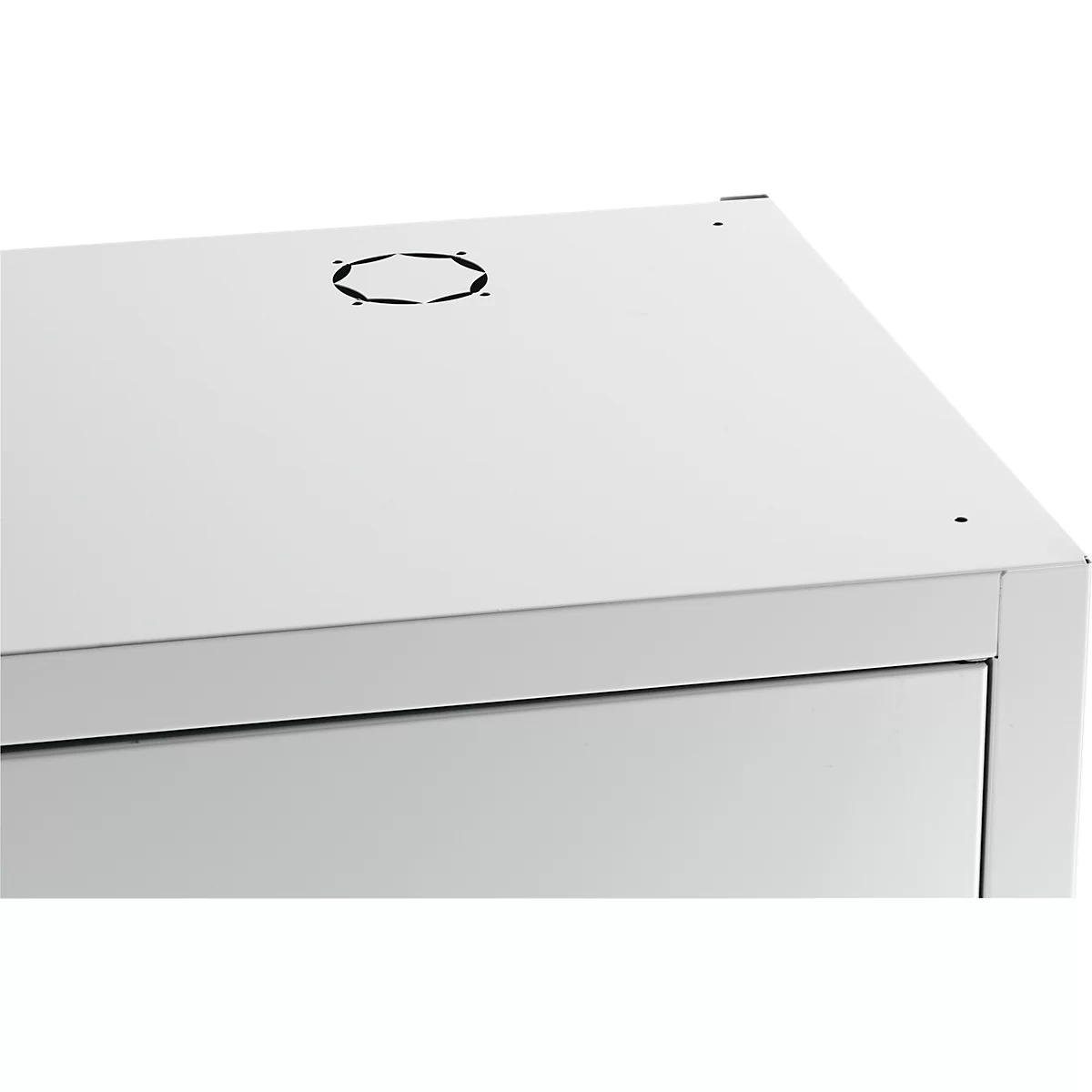 Weißes Metallgehäuse, oben mit einem sechseckigen Lüftungsschlitz.