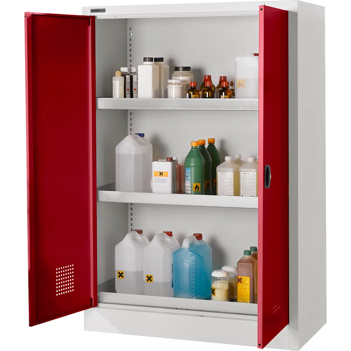 Offener, weiß-roter Schrank mit diversen Chemikalienflaschen und -behältern auf den Regalen.