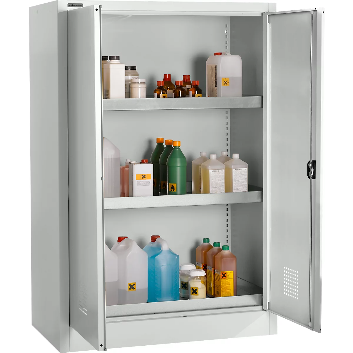 Offener Stahlschrank mit Chemikalienflaschen und -behältern. Gelbe Warnhinweise an Flaschen. Grauer Schrank, offene Tür.