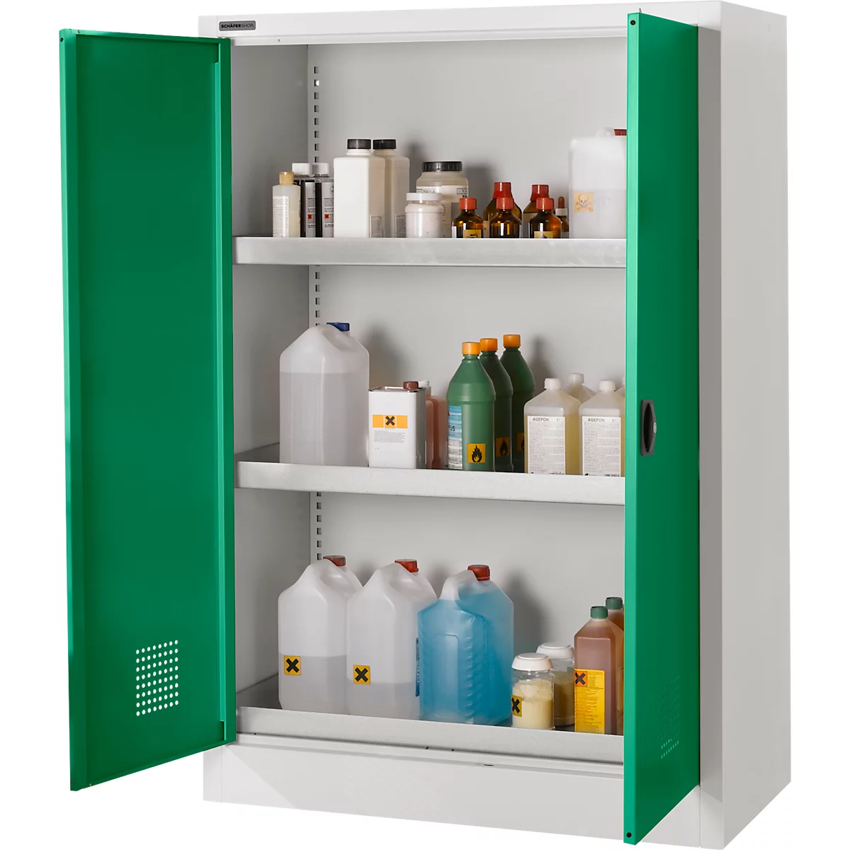 Offener, grüner Chemikalienschrank mit Chemikalienbehältern verschiedener Größen und Formen.