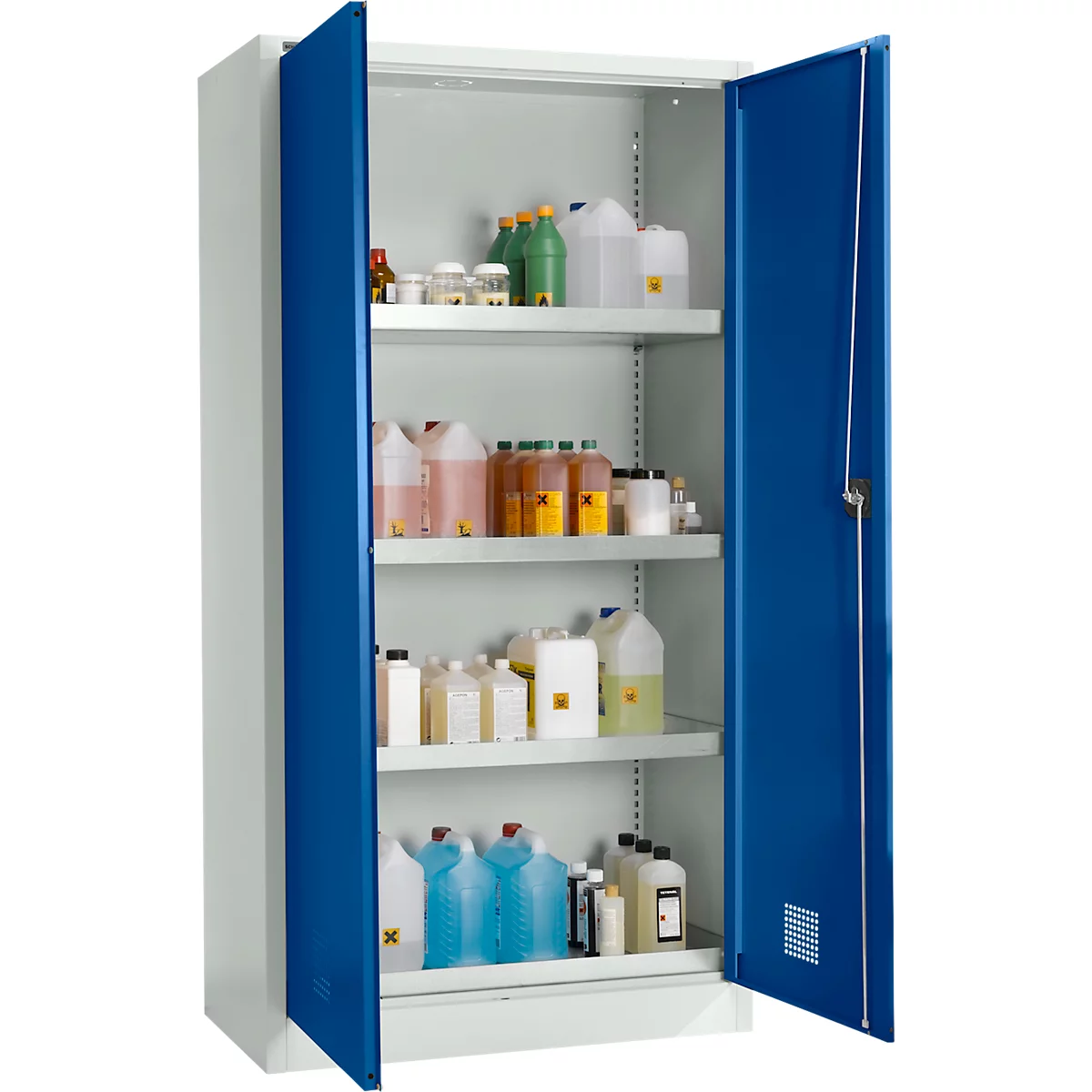 Offener blauer Schrank, gefüllt mit verschiedenen Behältern, Flaschen und Kanistern mit Chemikalien.