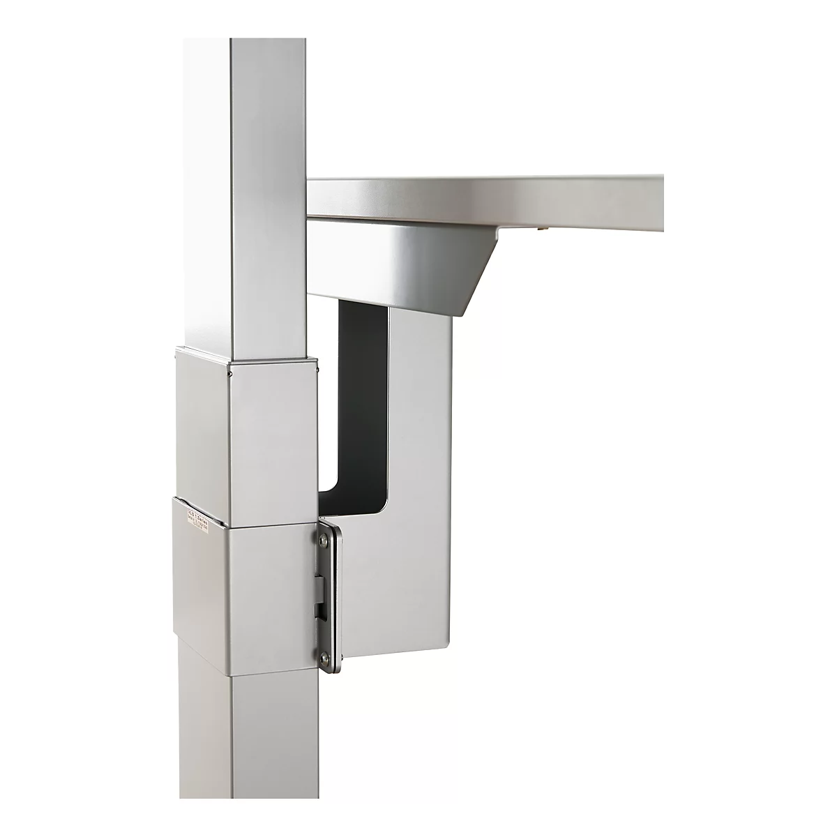 Detailansicht: Metallstruktur eines Schreibtischs, verschiedene Winkel, silberfarben.